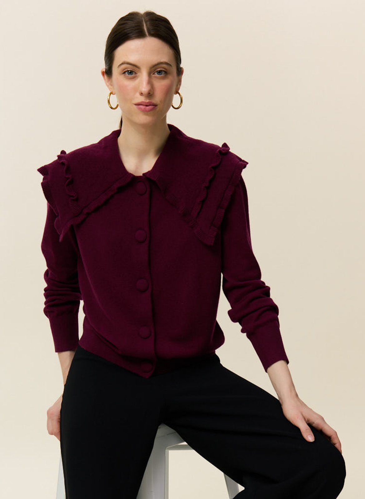 Gerade geschnittene Kaschmir-Strickjacke mit rundem Rüschenkragen HIRCUS Pflaume