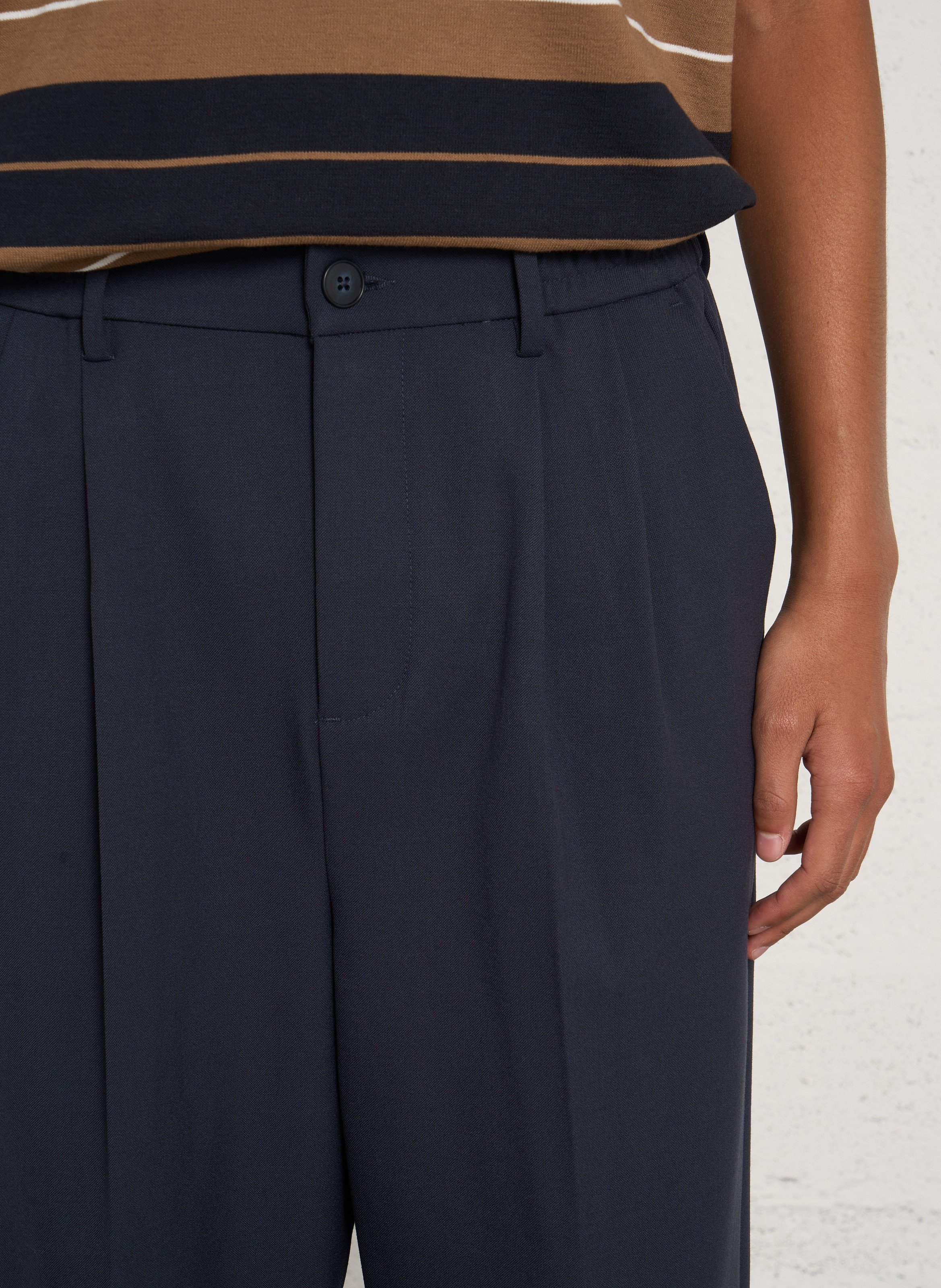 Einfarbige Anzughose mit Bundfalten CASUAL FRIDAY Blau