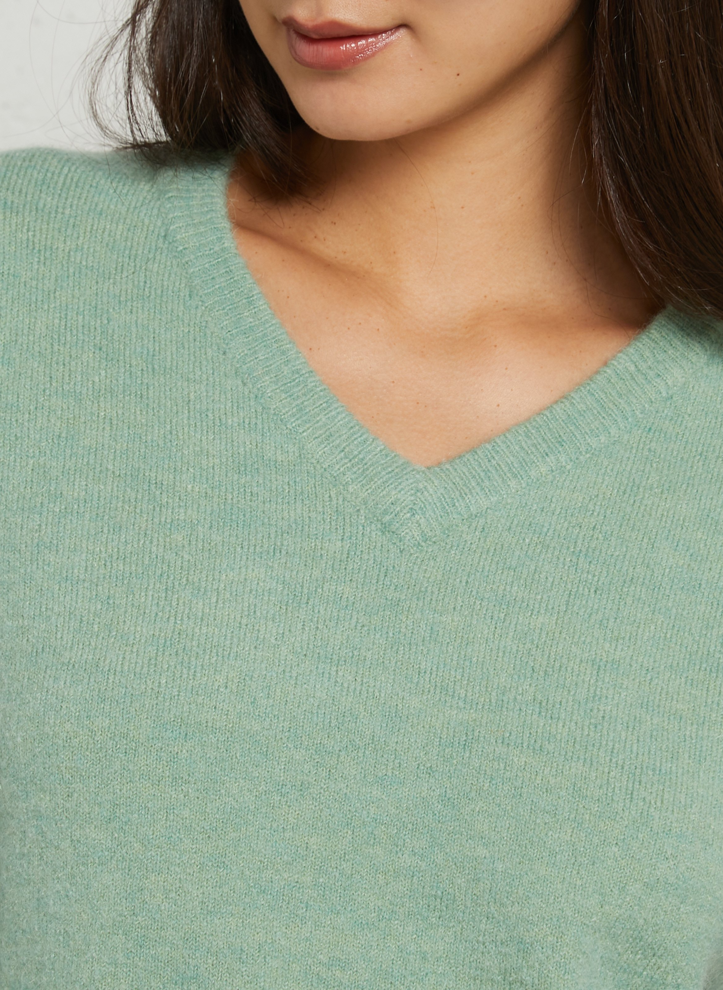 Kurzer Pullover mit V-Ausschnitt und gesticktem Logo. LEON & HARPER Gelb