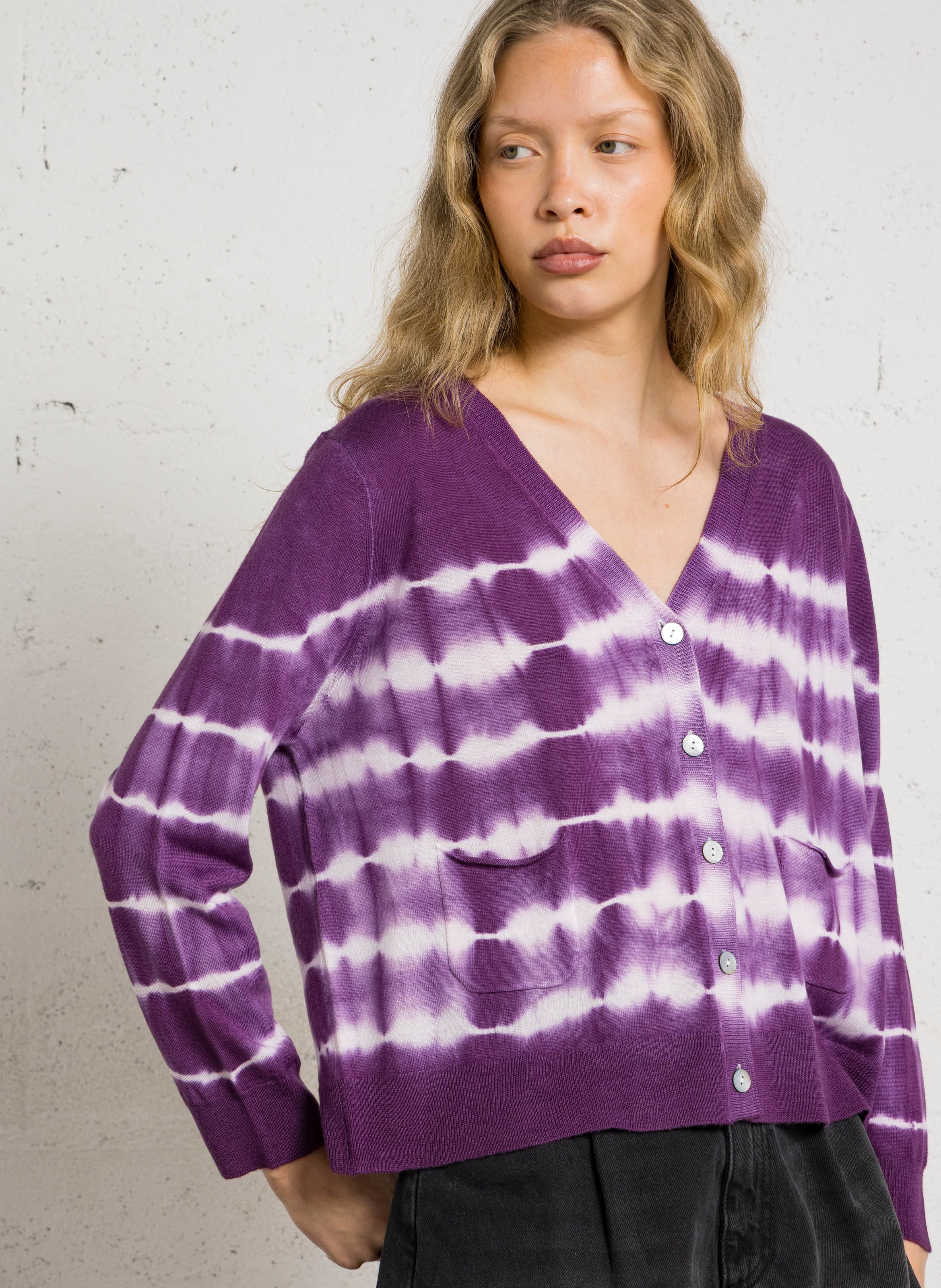 V-Ausschnitt Cardigan mit Tie-Dye-Muster aus Wolle BELLA JONES Violett