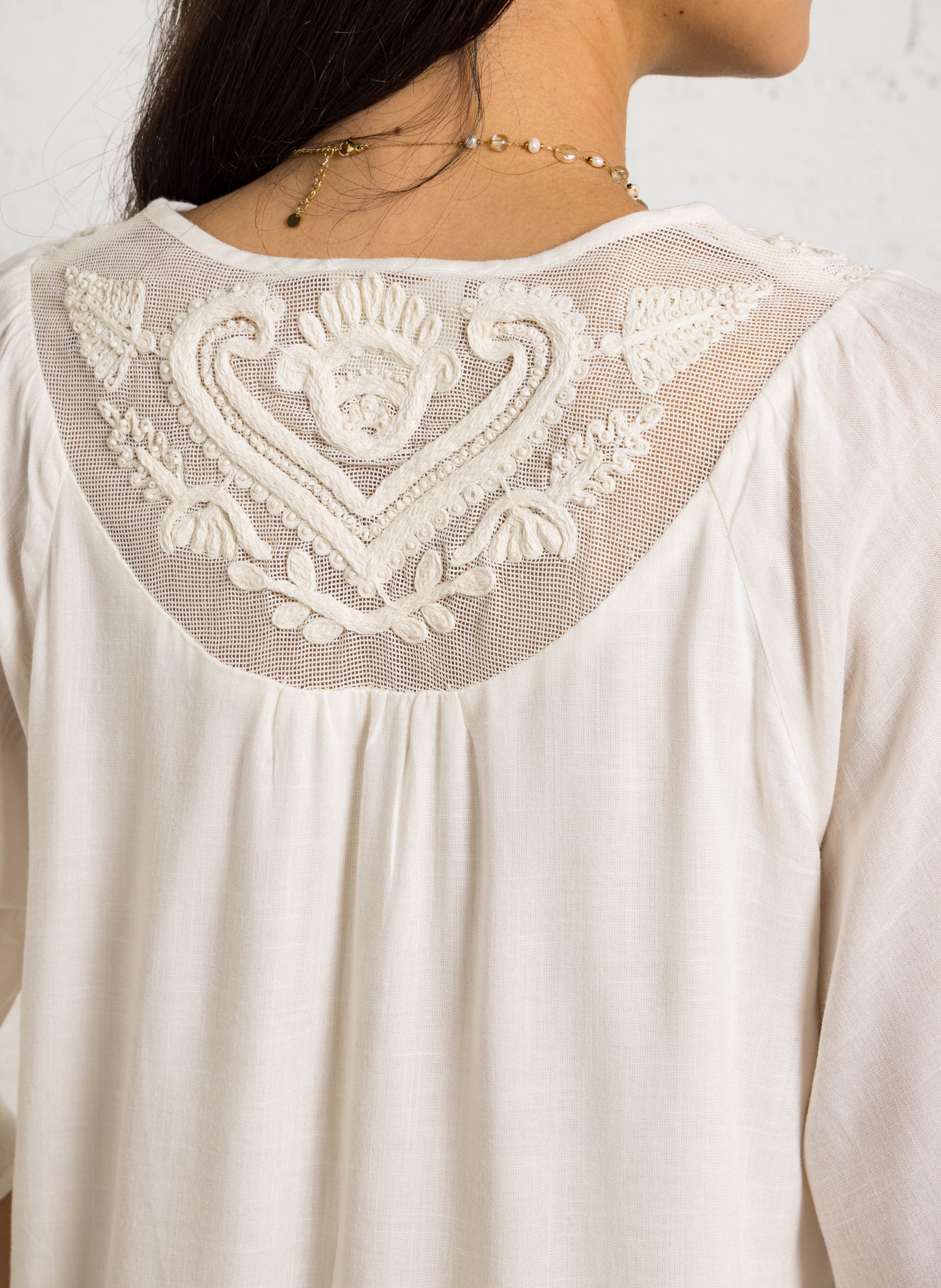 Shirt met V-hals en geborduurde details. MAISON 123 Beige