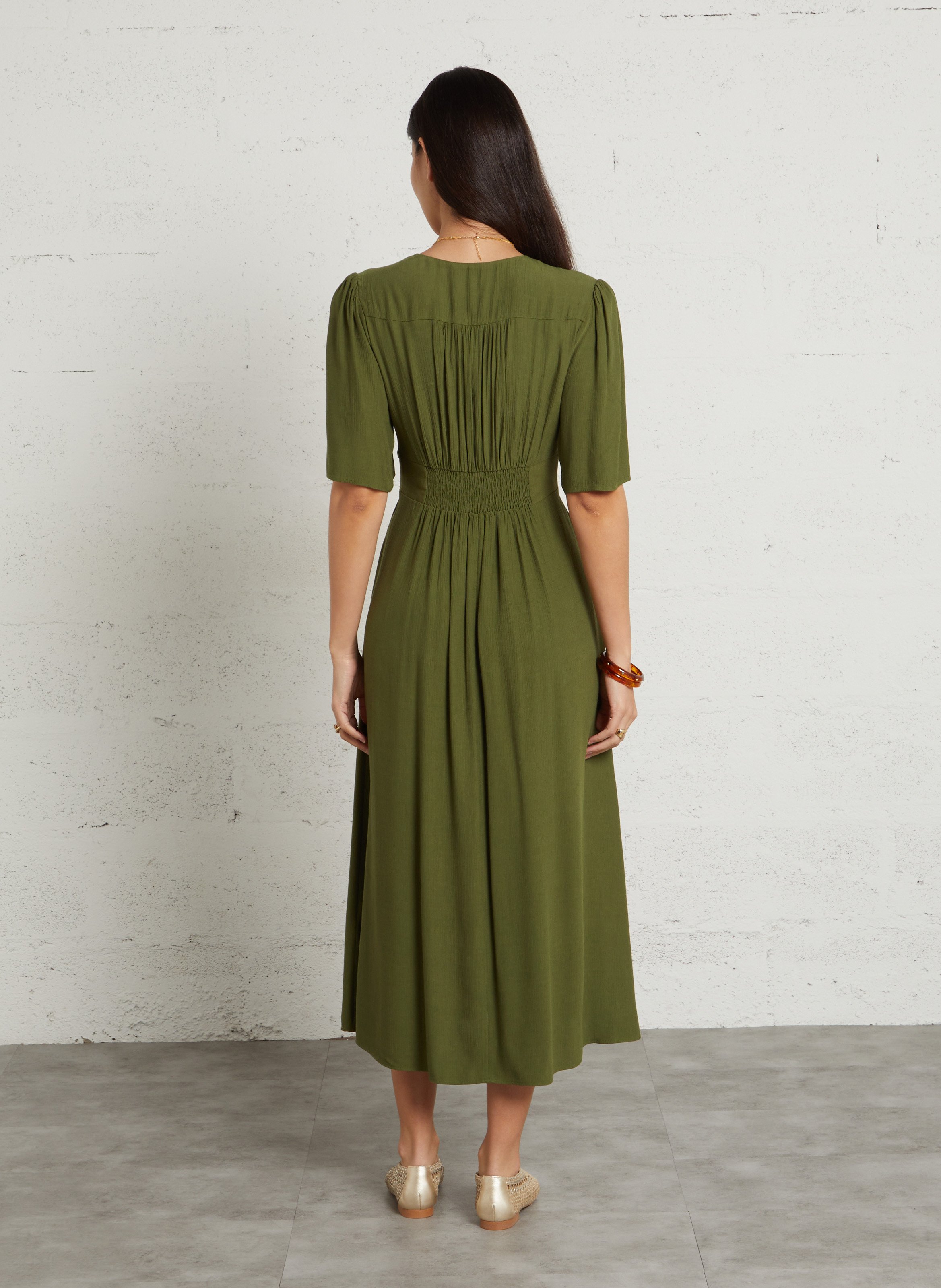 Lange jurk met strikkenkraag in effen kleur. MAISON 123 Groen