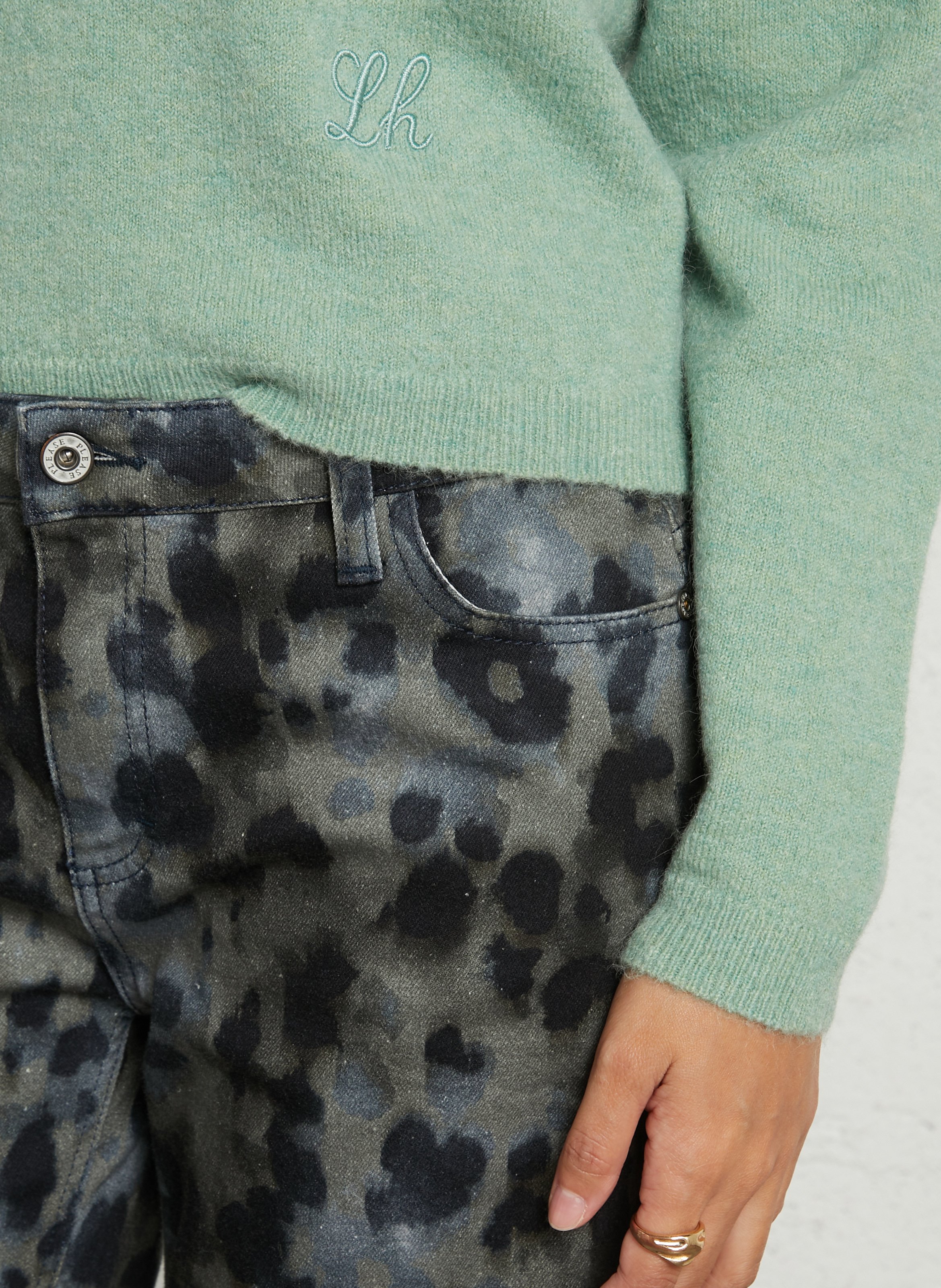 Kurzer Pullover mit V-Ausschnitt und gesticktem Logo. LEON & HARPER Gelb