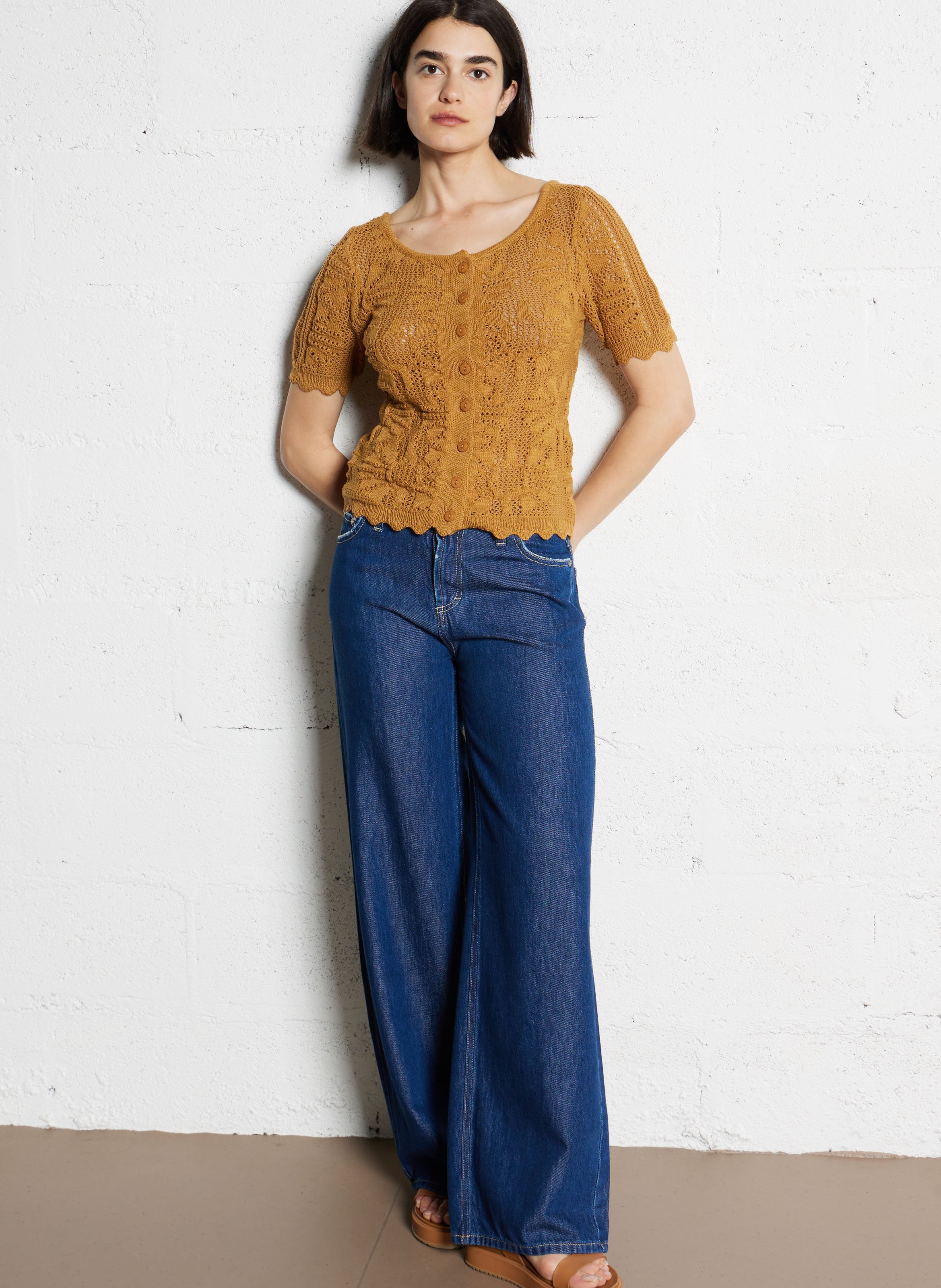 Chaleco recto de manga corta en encaje. Marron