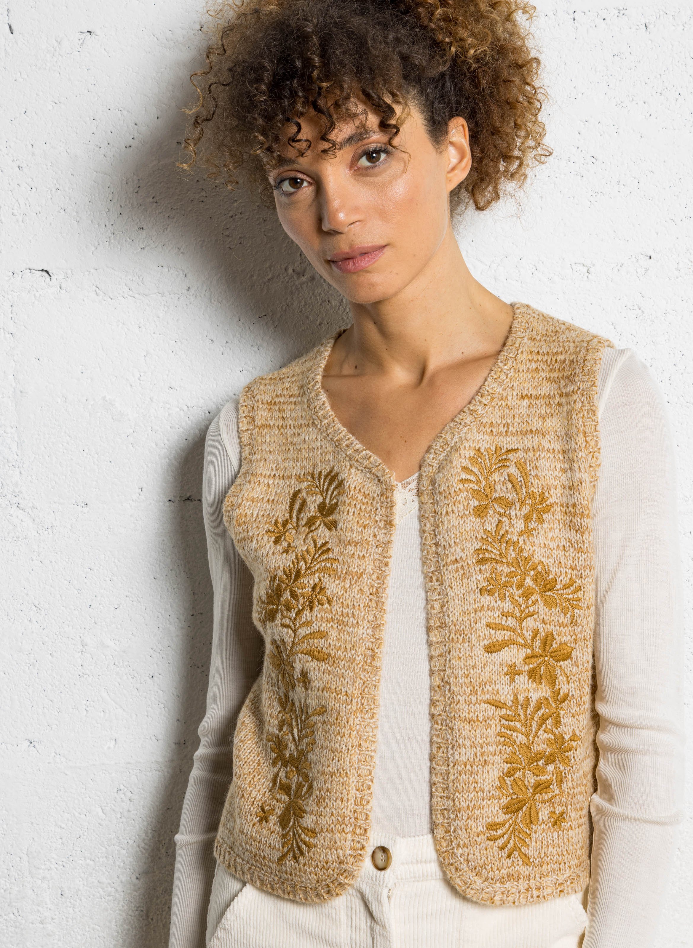 Ärmellose Strickweste mit Stickereien LA PETITE ETOILE Beige