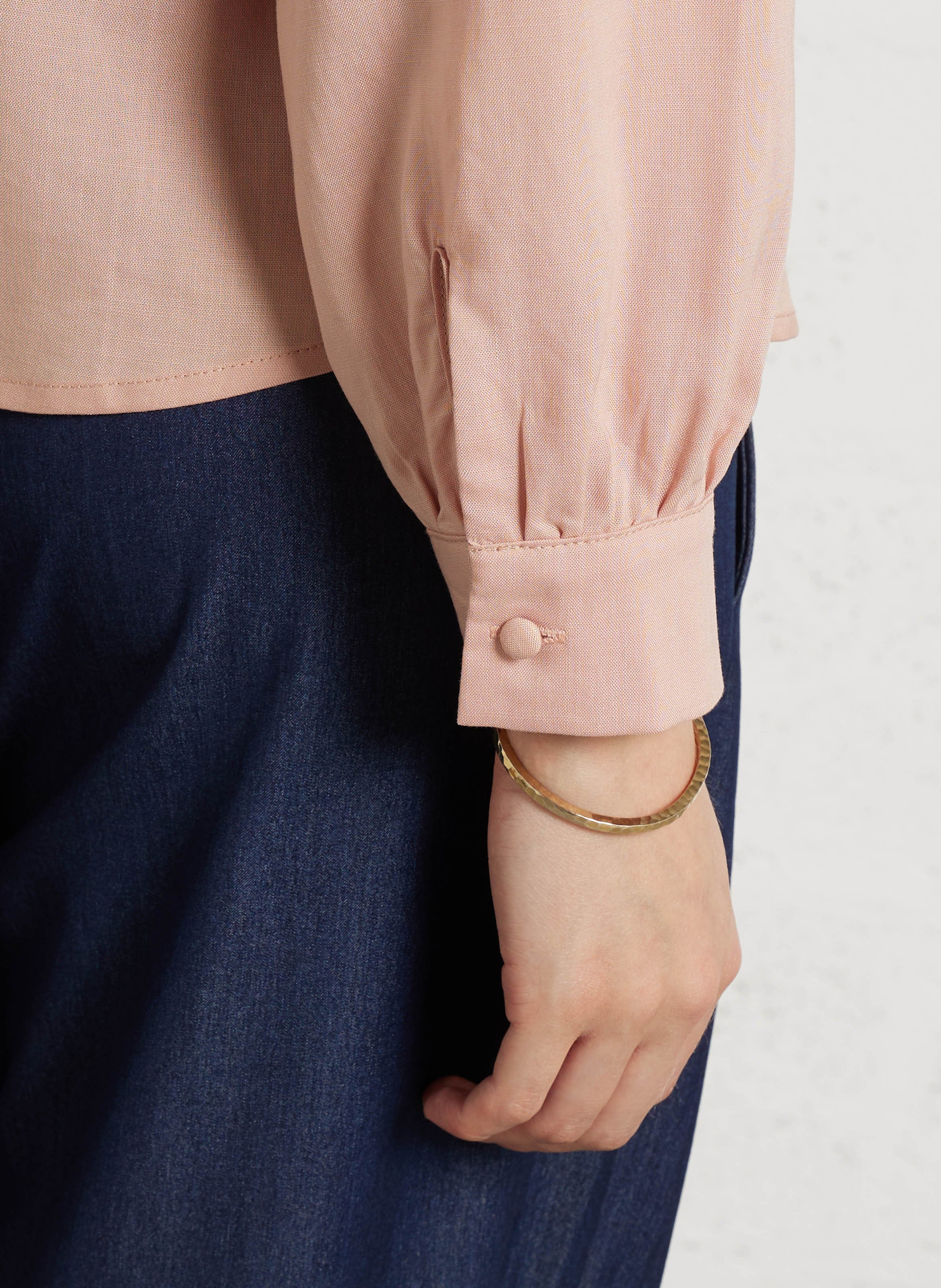 Ruime blouse met V-hals en volants LA PETITE ETOILE Roze