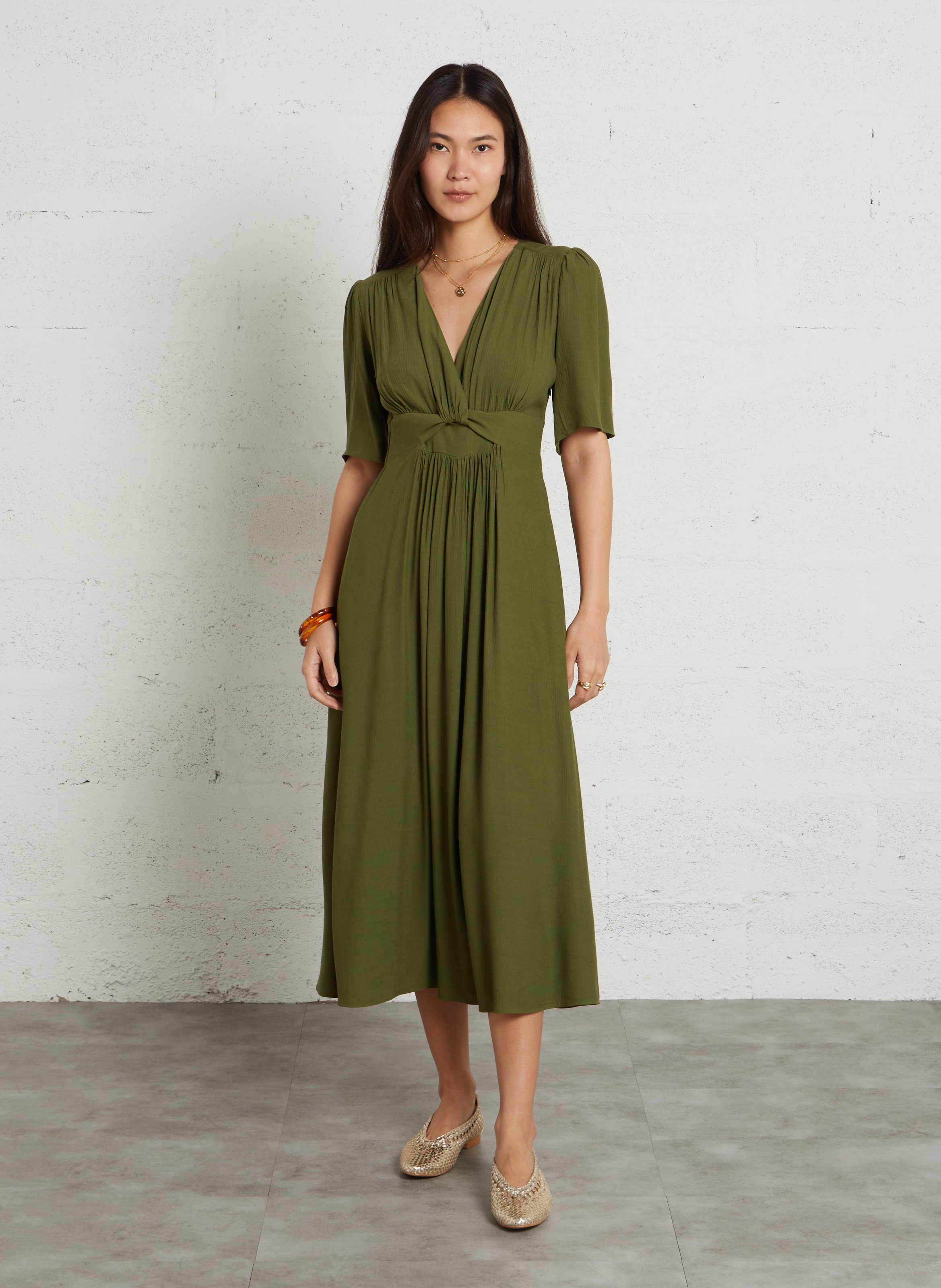 Lange jurk met strikkenkraag in effen kleur. MAISON 123 Groen