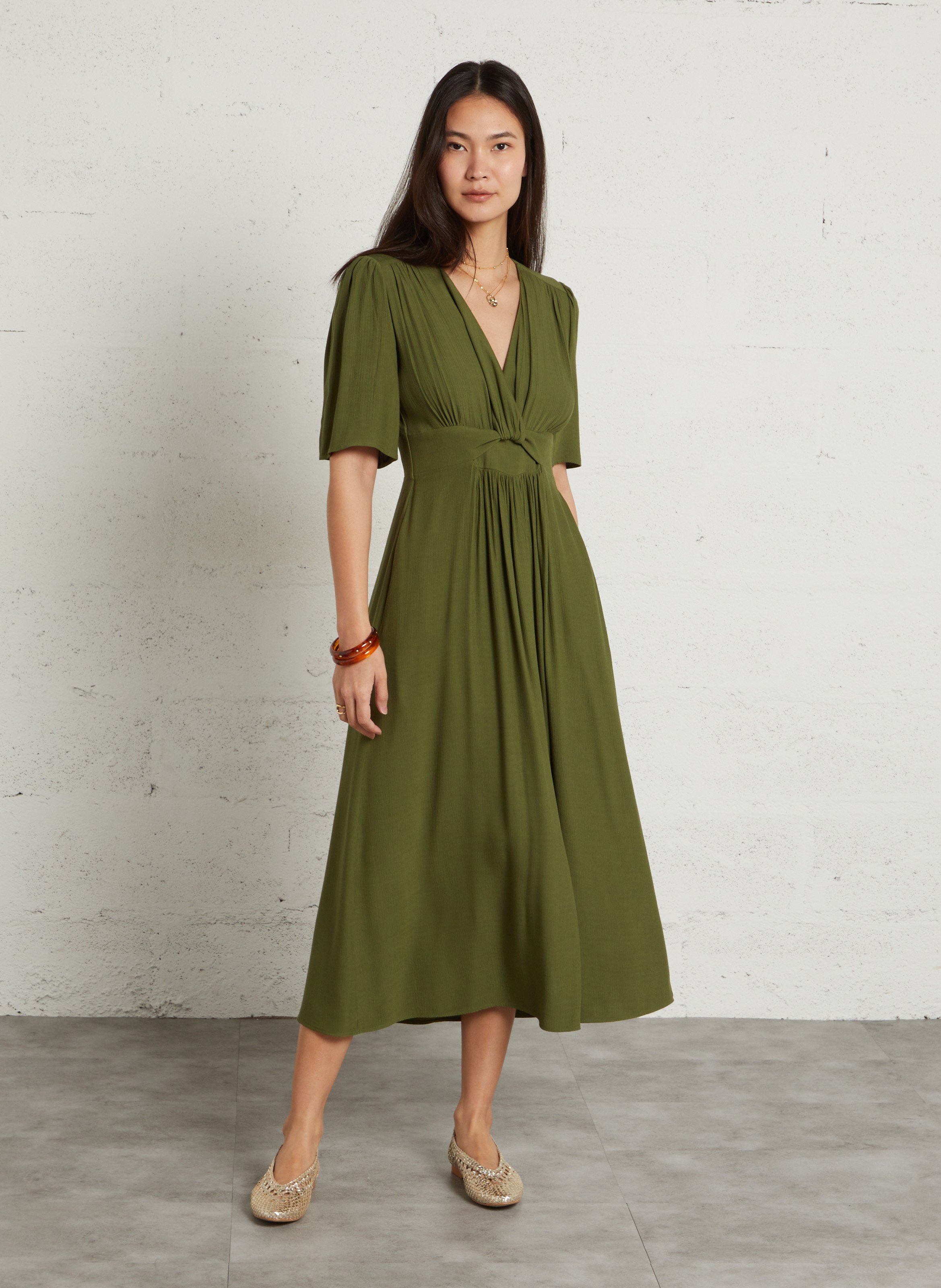 Lange jurk met strikkenkraag in effen kleur. MAISON 123 Groen