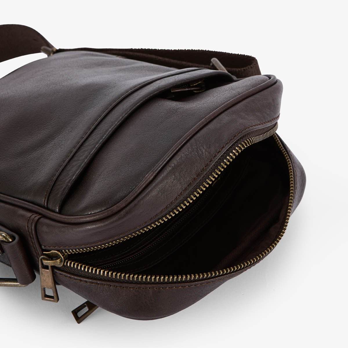 Small brown leather shoulder bag with metal logo SERGE BLANCO Brown