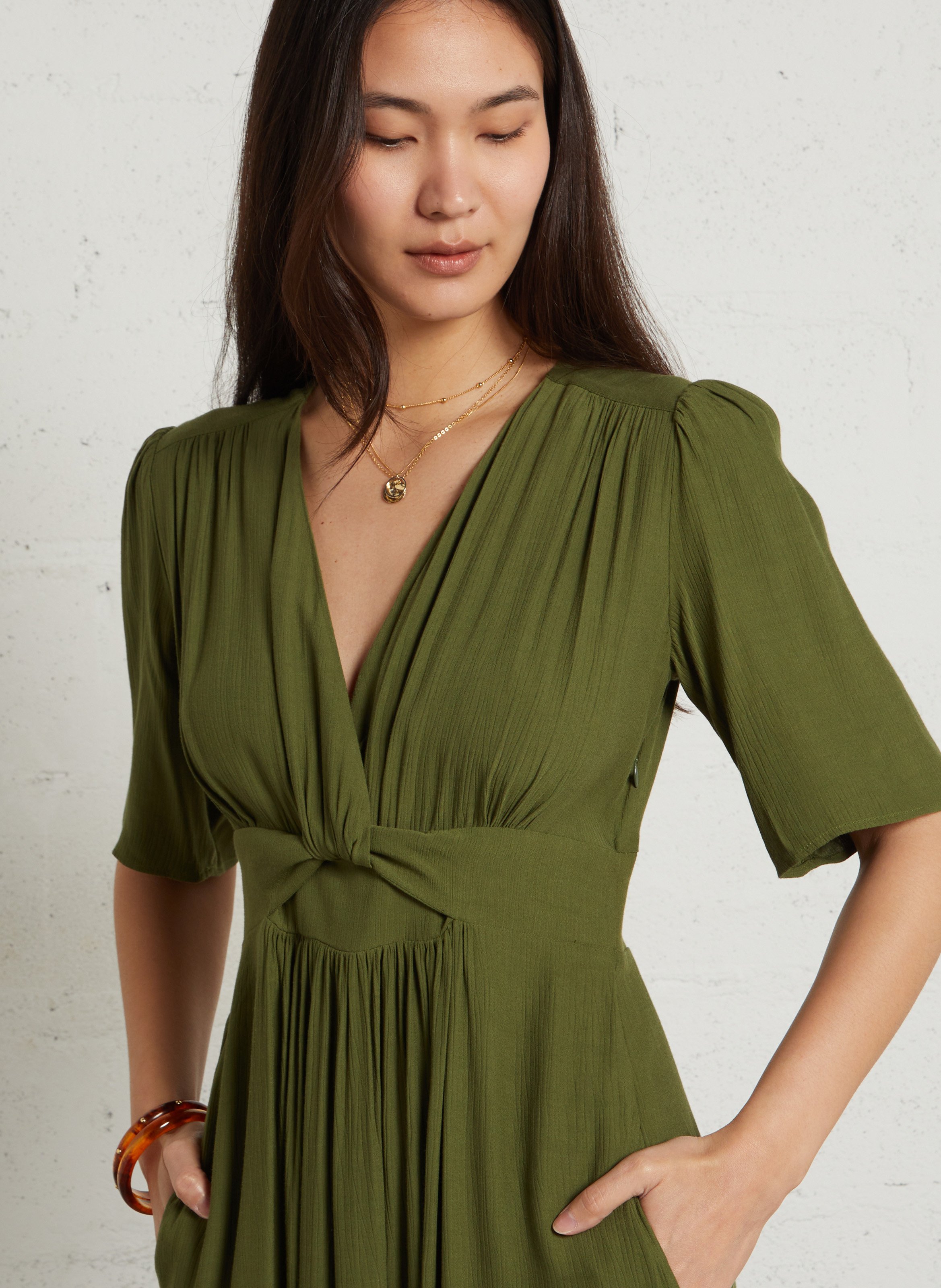 Lange jurk met strikkenkraag in effen kleur. MAISON 123 Groen