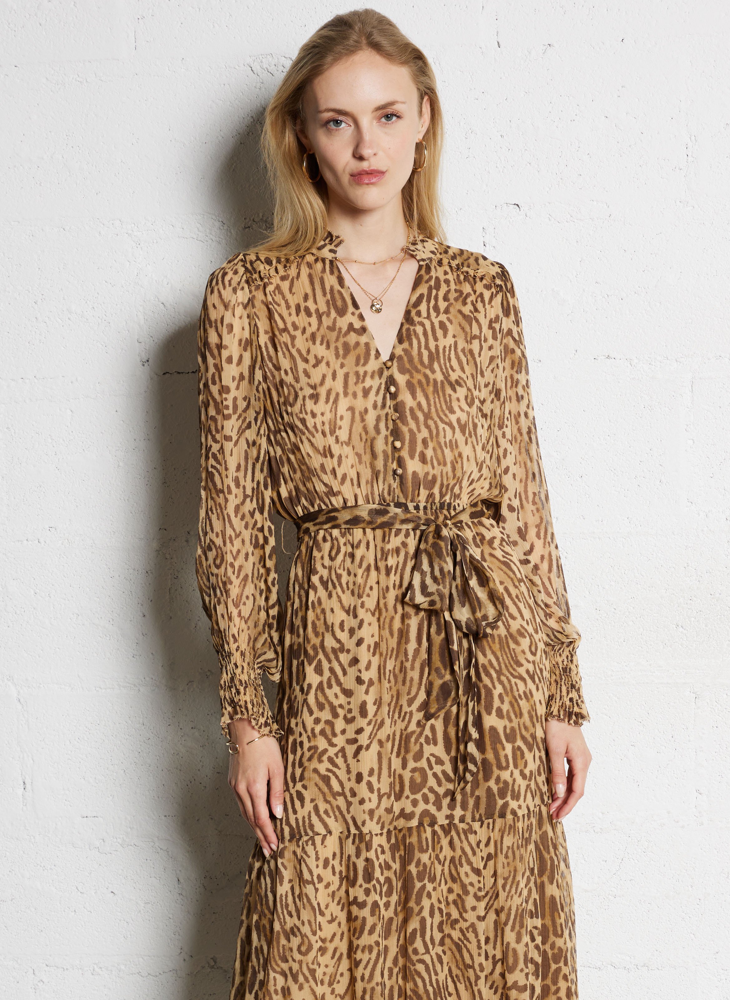 Langes, taillierte Maxikleid mit Leopardenmuster SUNCOO Beige