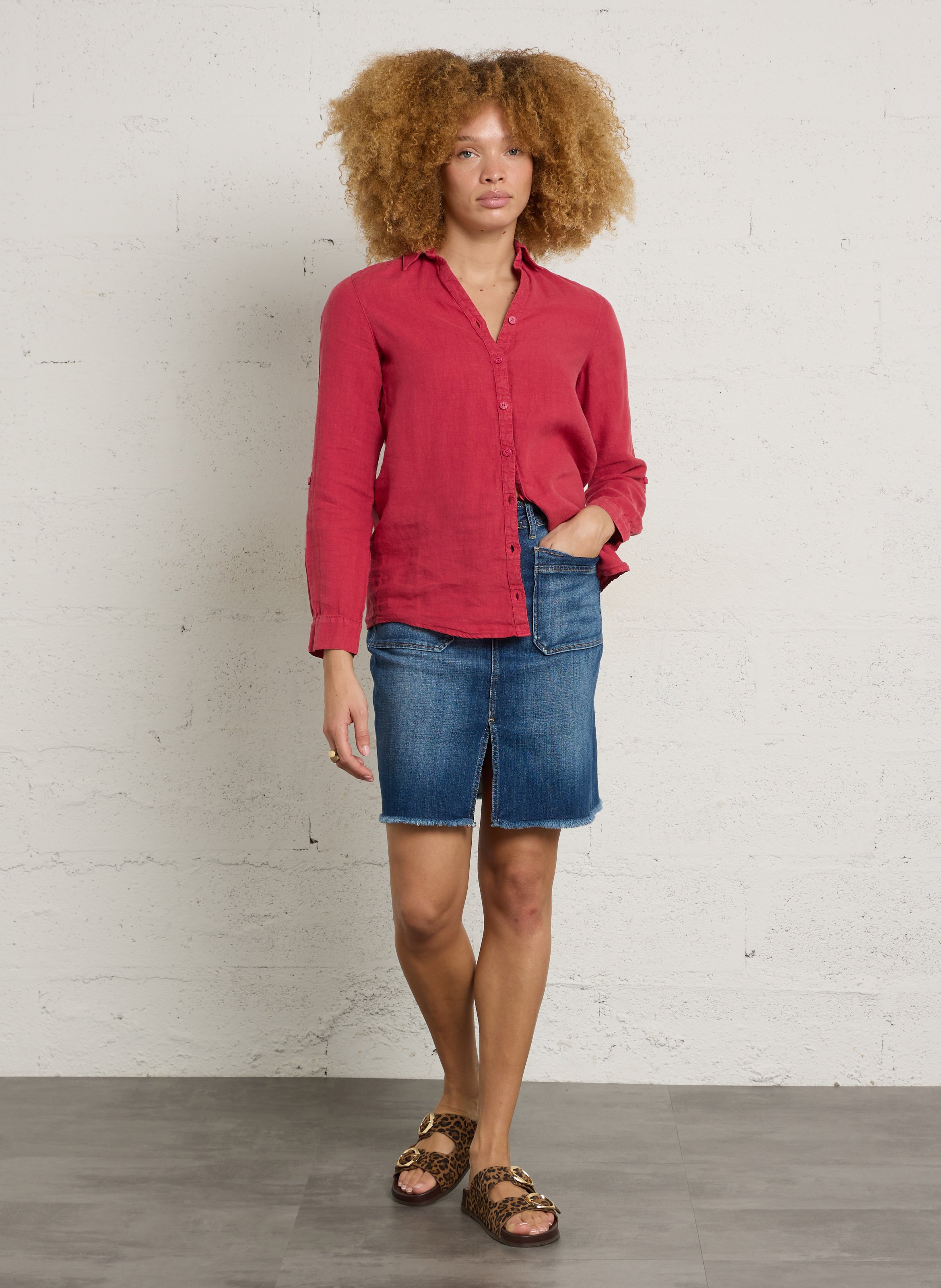 Flache Slipper mit Riemchen aus Leoparden-Veloursleder. COSMOPARIS Beige