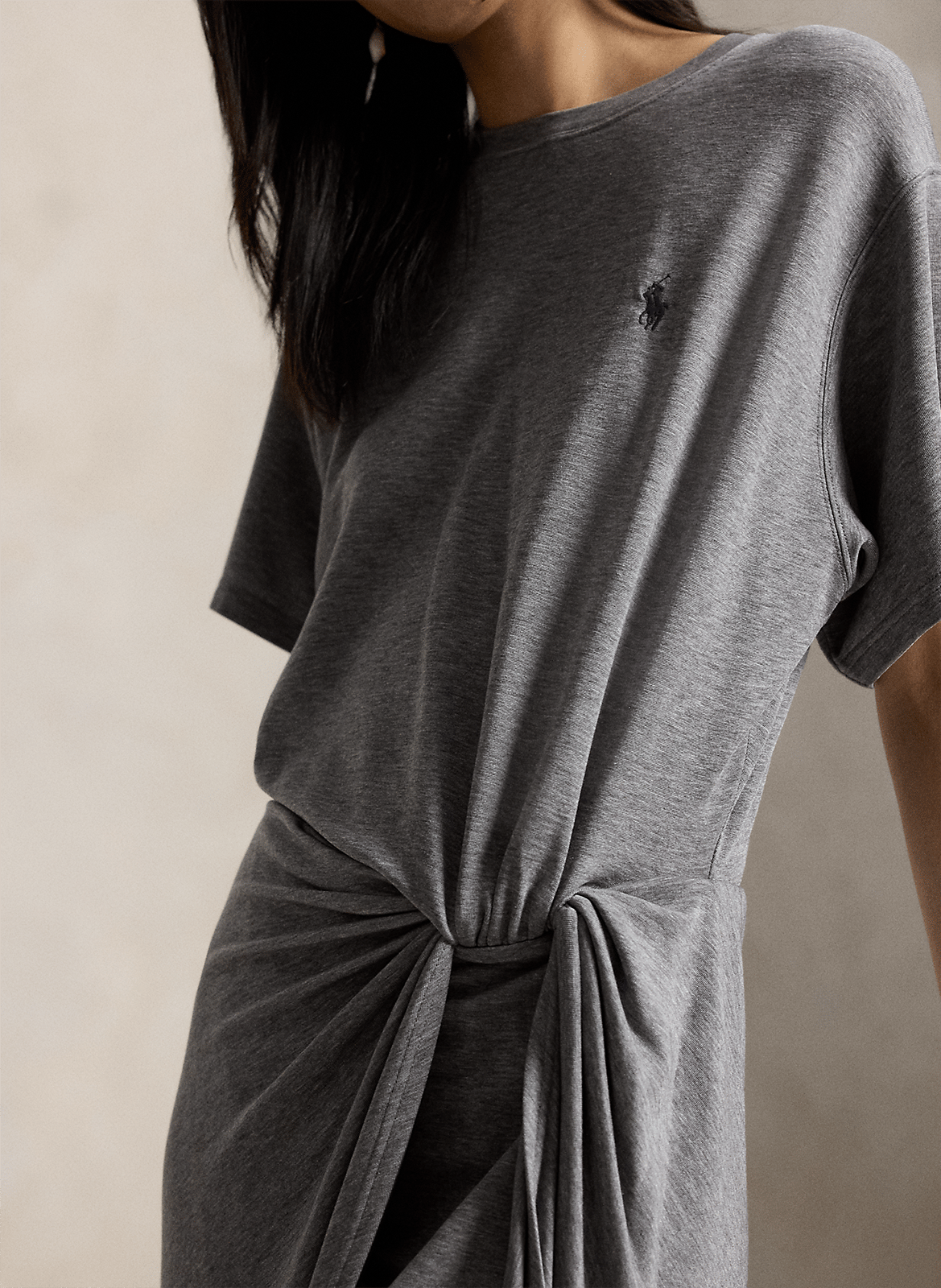 Vestido camiseta cuello redondo con detalle cruzado. POLO RALPH LAUREN Gris