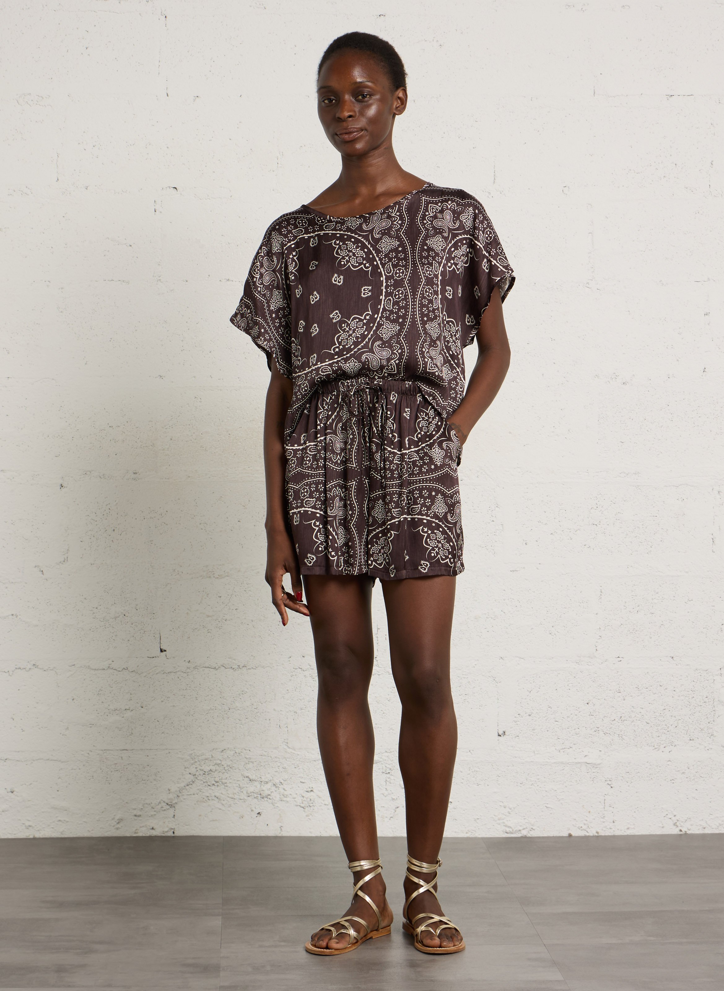 Weich fallende Shorts mit Aufdruck AOKYANOS Braun