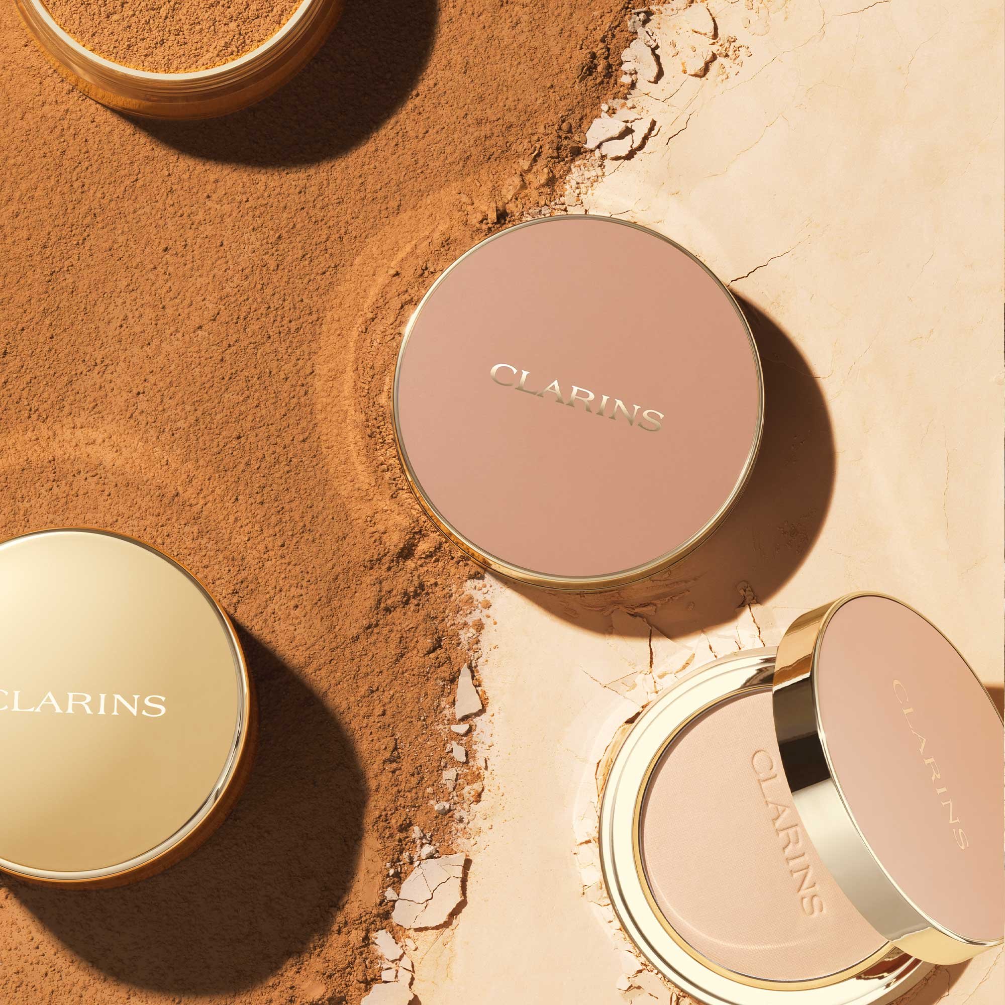 Ever Matte Compact Powder Poudre compacte matifiante infusée au lait de pêcher CLARINS 04 - meduim