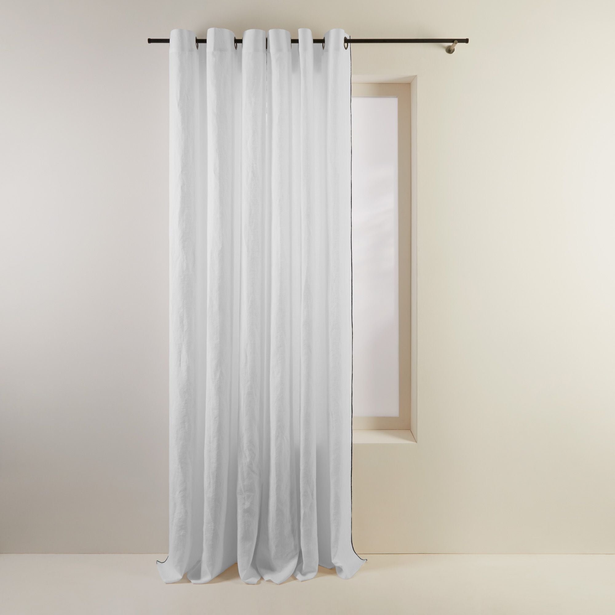 Curtain with black eyelets MADURA White