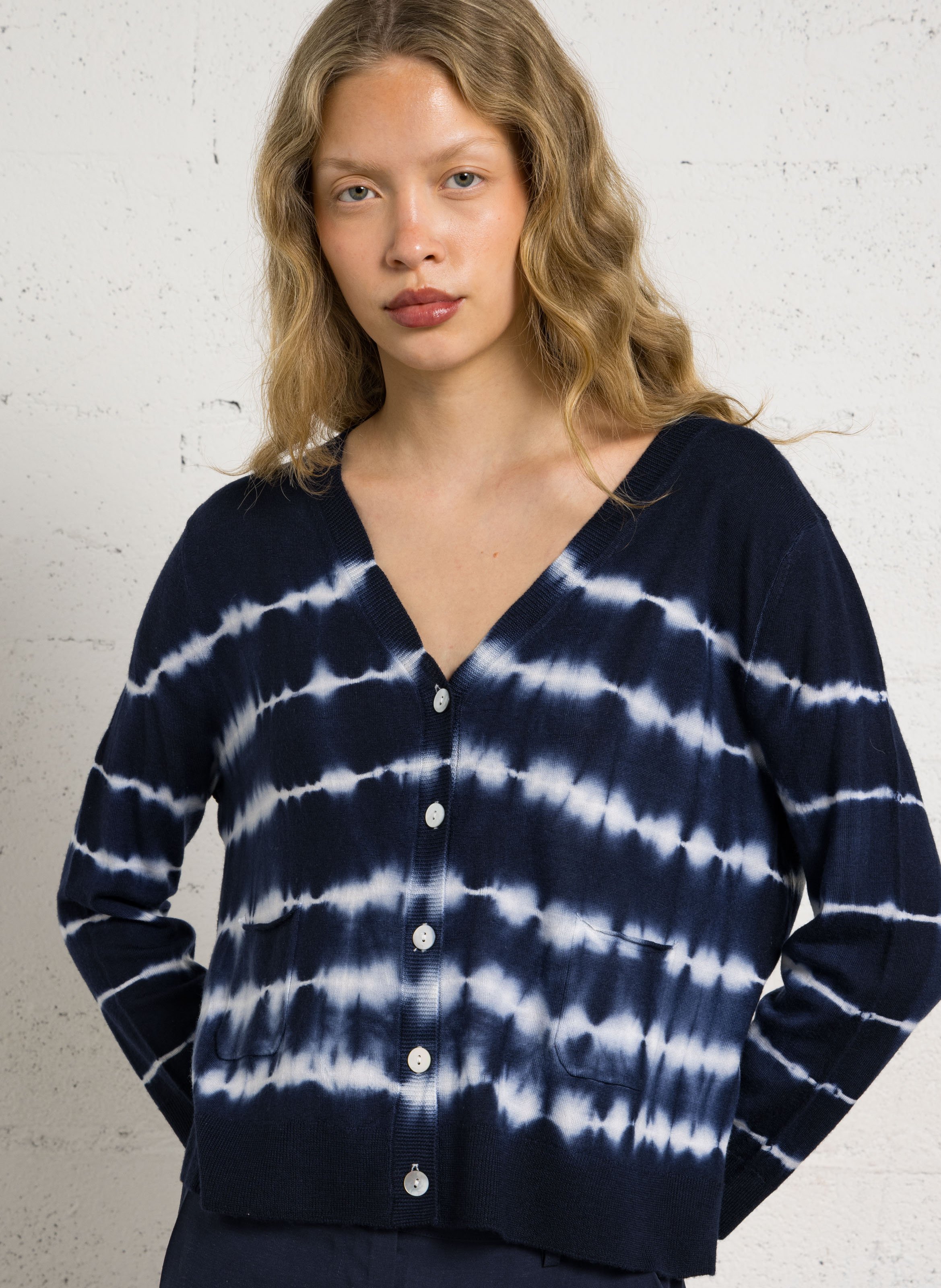 V-Ausschnitt Cardigan mit Tie-Dye-Muster aus Wolle BELLA JONES