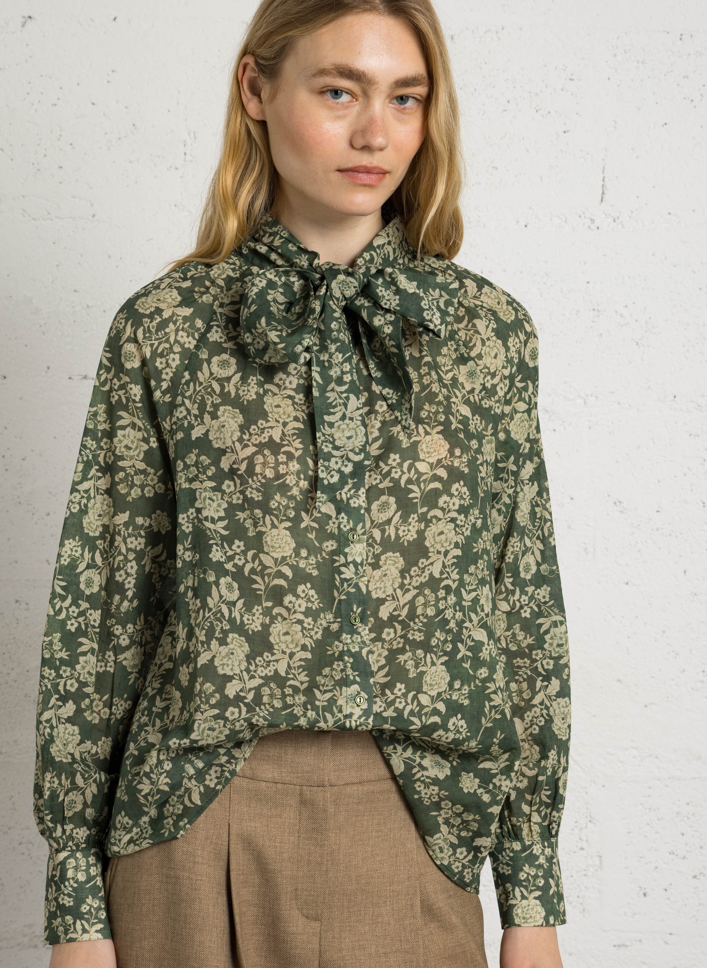 Blouse met strikkraag en bloemenprint in katoen SUD EXPRESS Groen