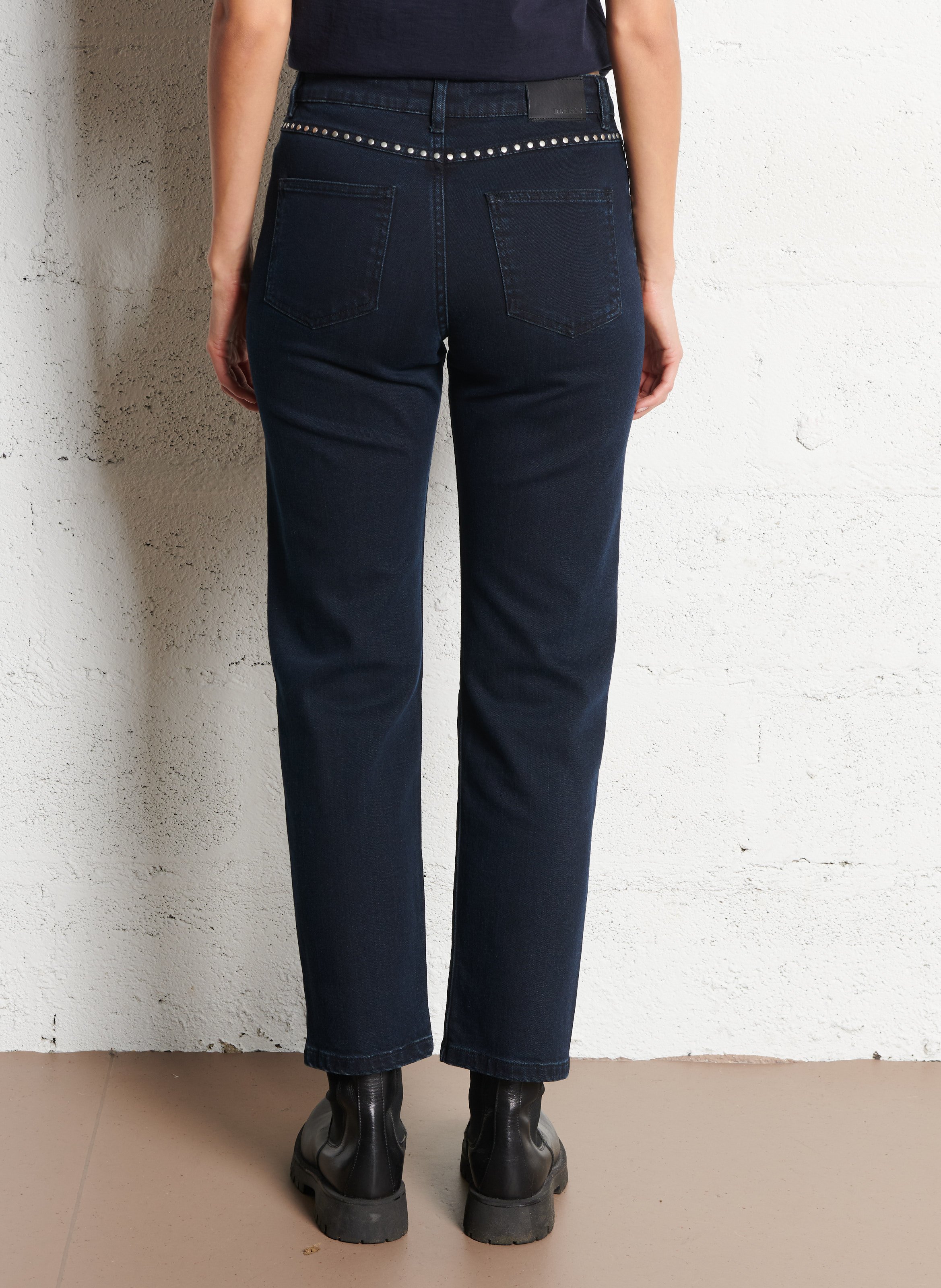 Gerade geschnittene Jeans mit Nieten-Detail. IKKS Blau