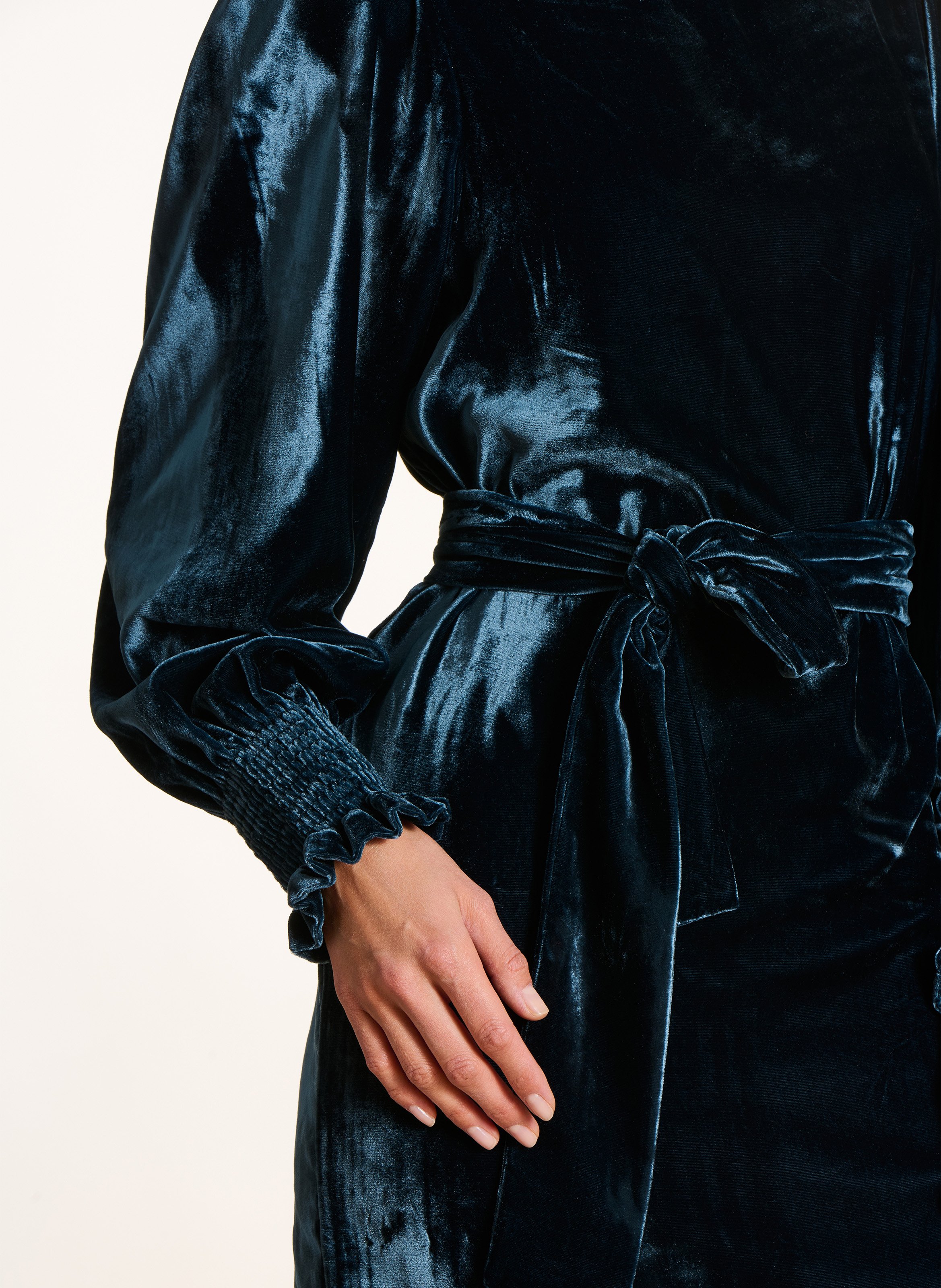 Kurzes Samtkleid mit U-Boot-Ausschnitt LA FEE MARABOUTEE Blau