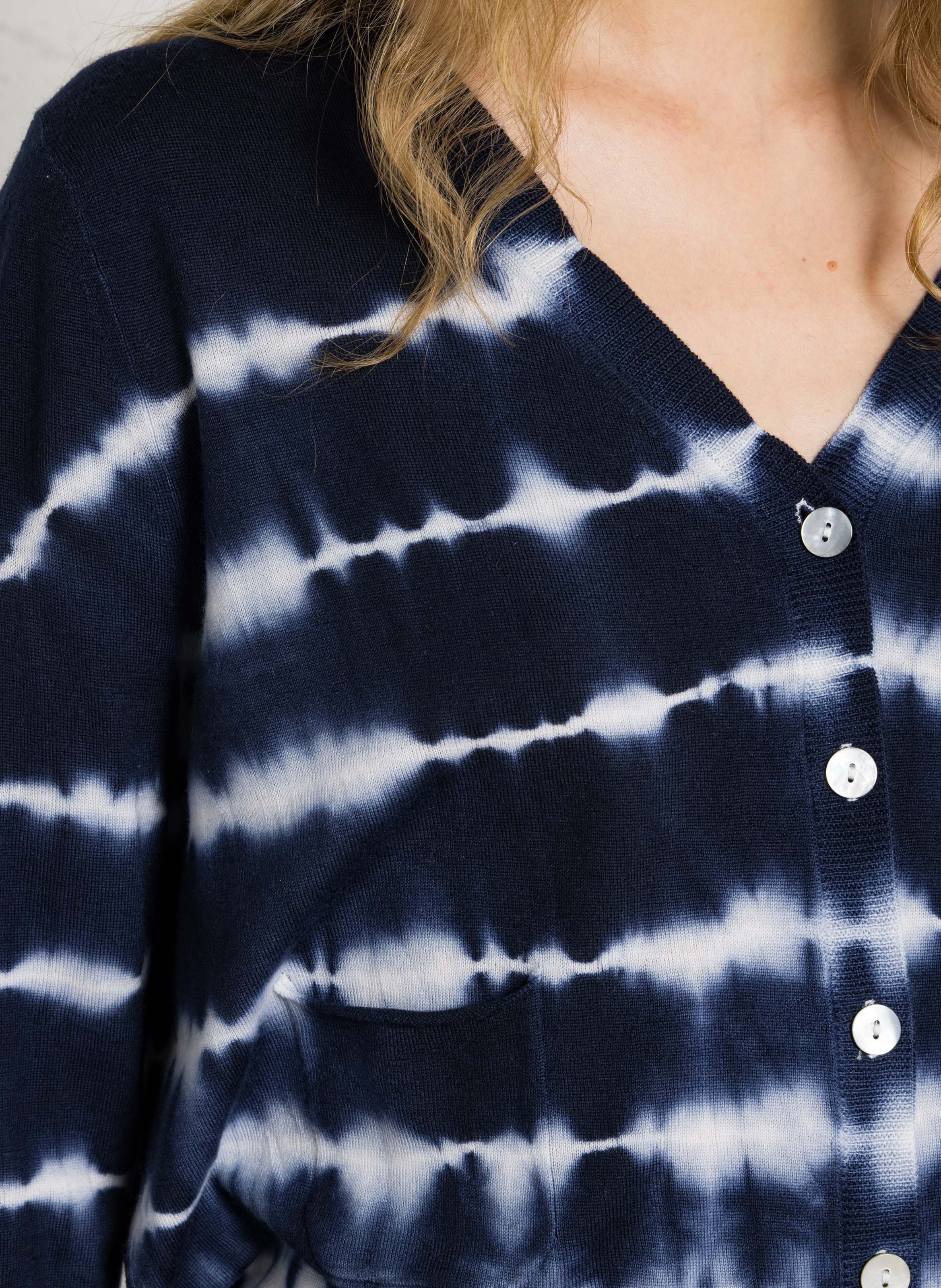V-Ausschnitt Cardigan mit Tie-Dye-Muster aus Wolle BELLA JONES Blau