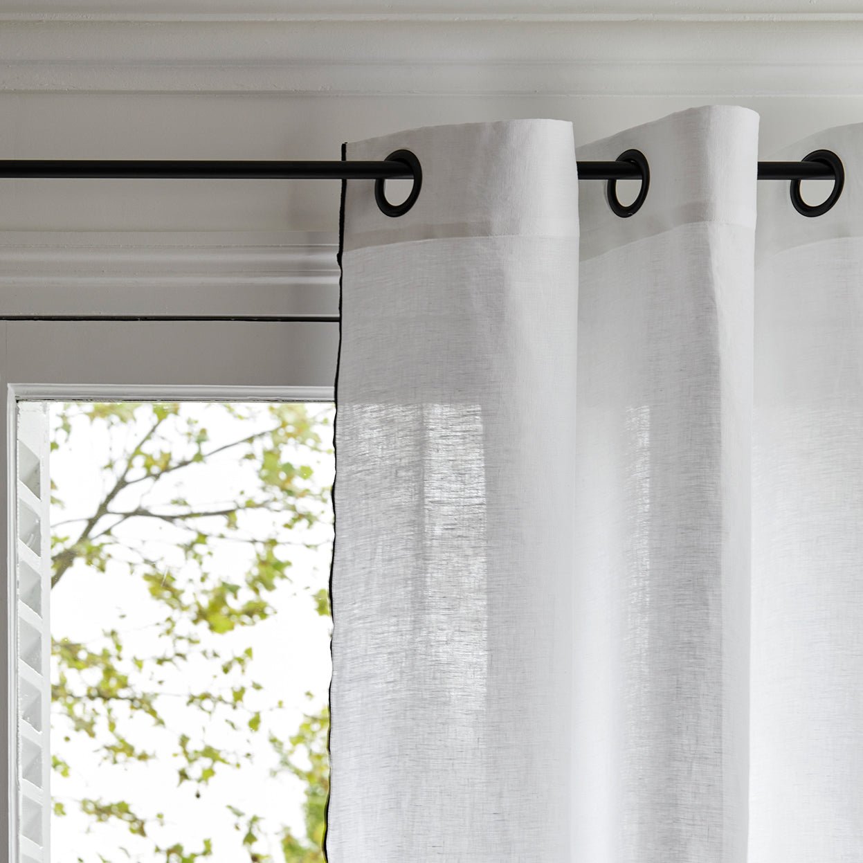Curtain with black eyelets MADURA White