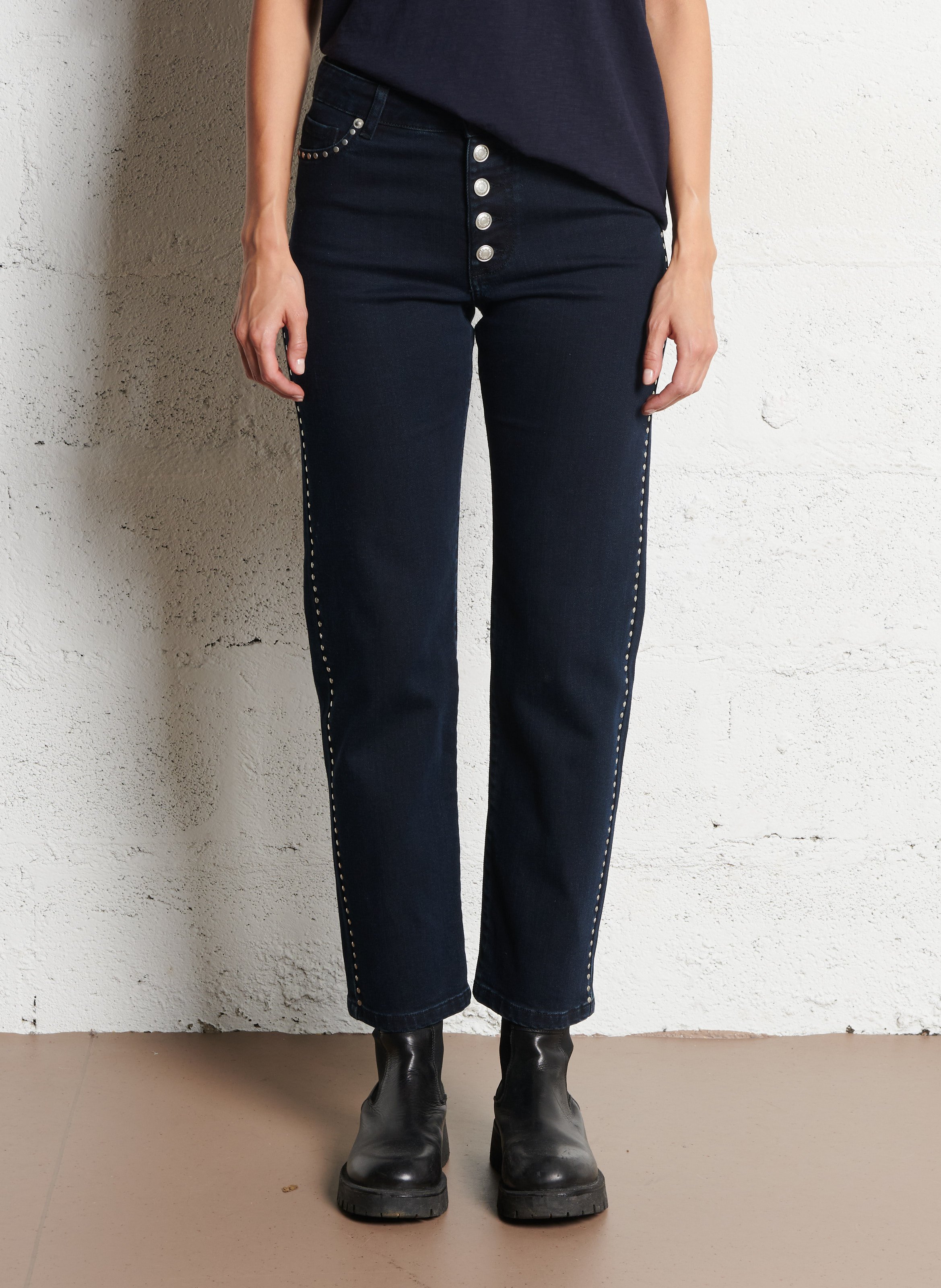 Gerade geschnittene Jeans mit Nieten-Detail. IKKS Blau