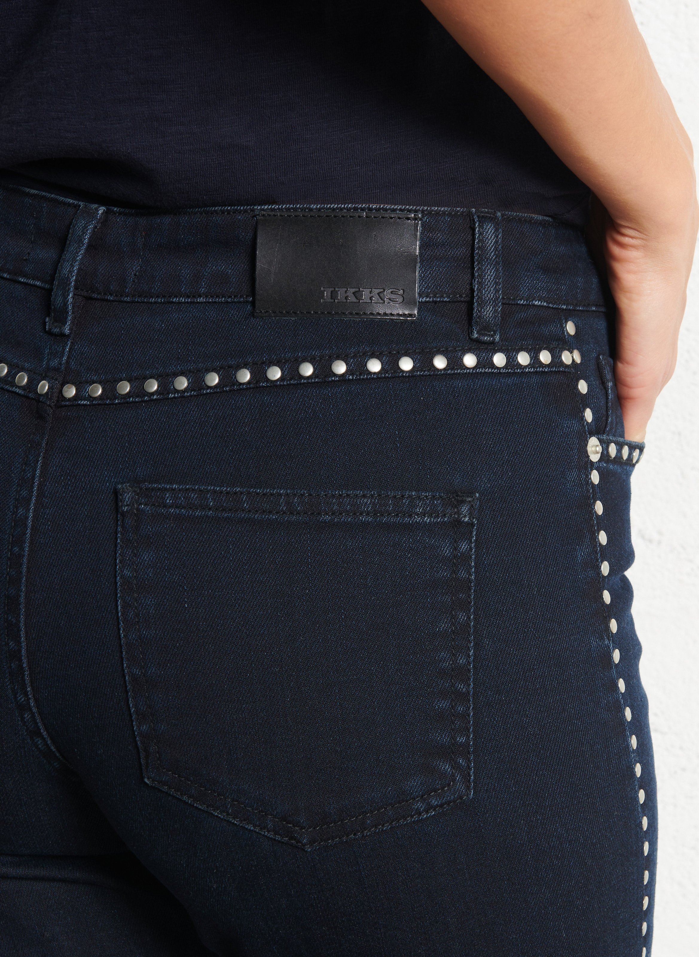 Gerade geschnittene Jeans mit Nieten-Detail. IKKS Blau