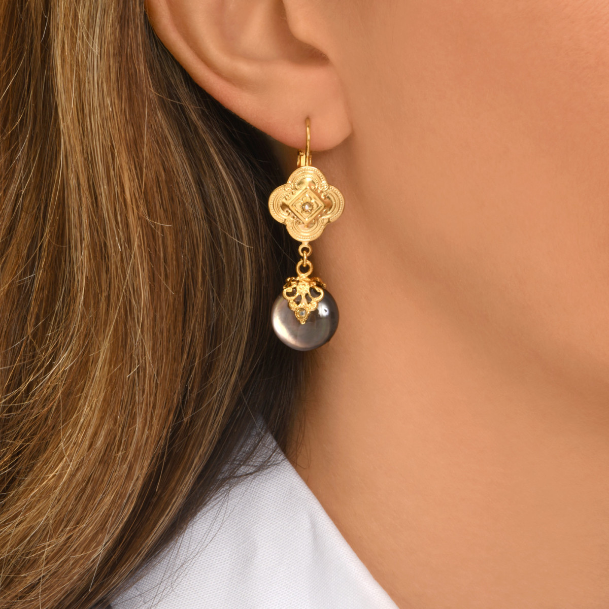 Drop earrings Positano in gray tinted mother-of-pearl and crystals SATELLITE PARIS Grey