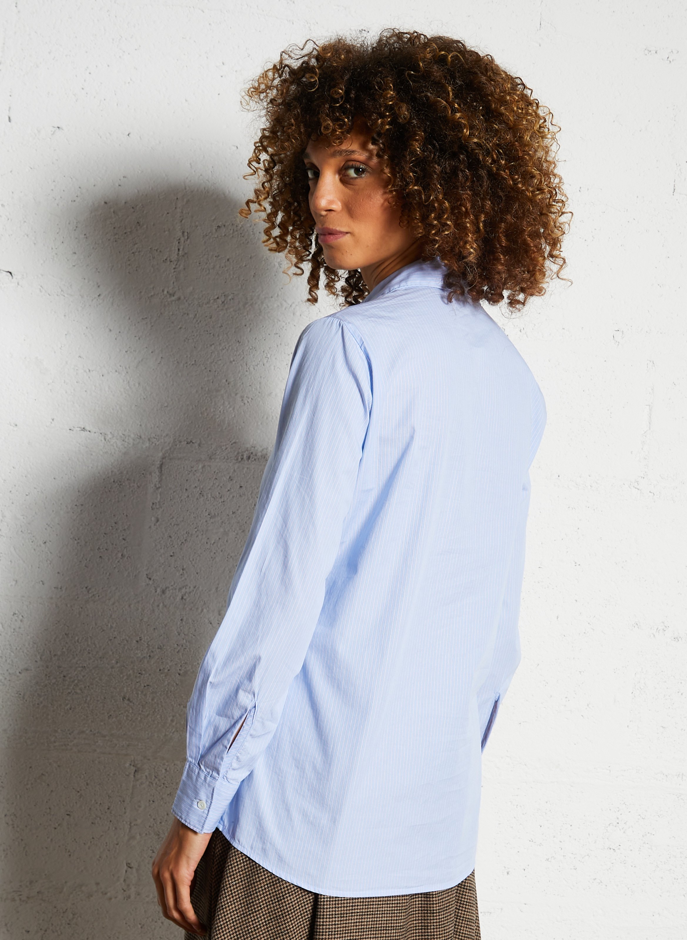 Chemise droite col V volanté en coton rayé DIEGA Blanc