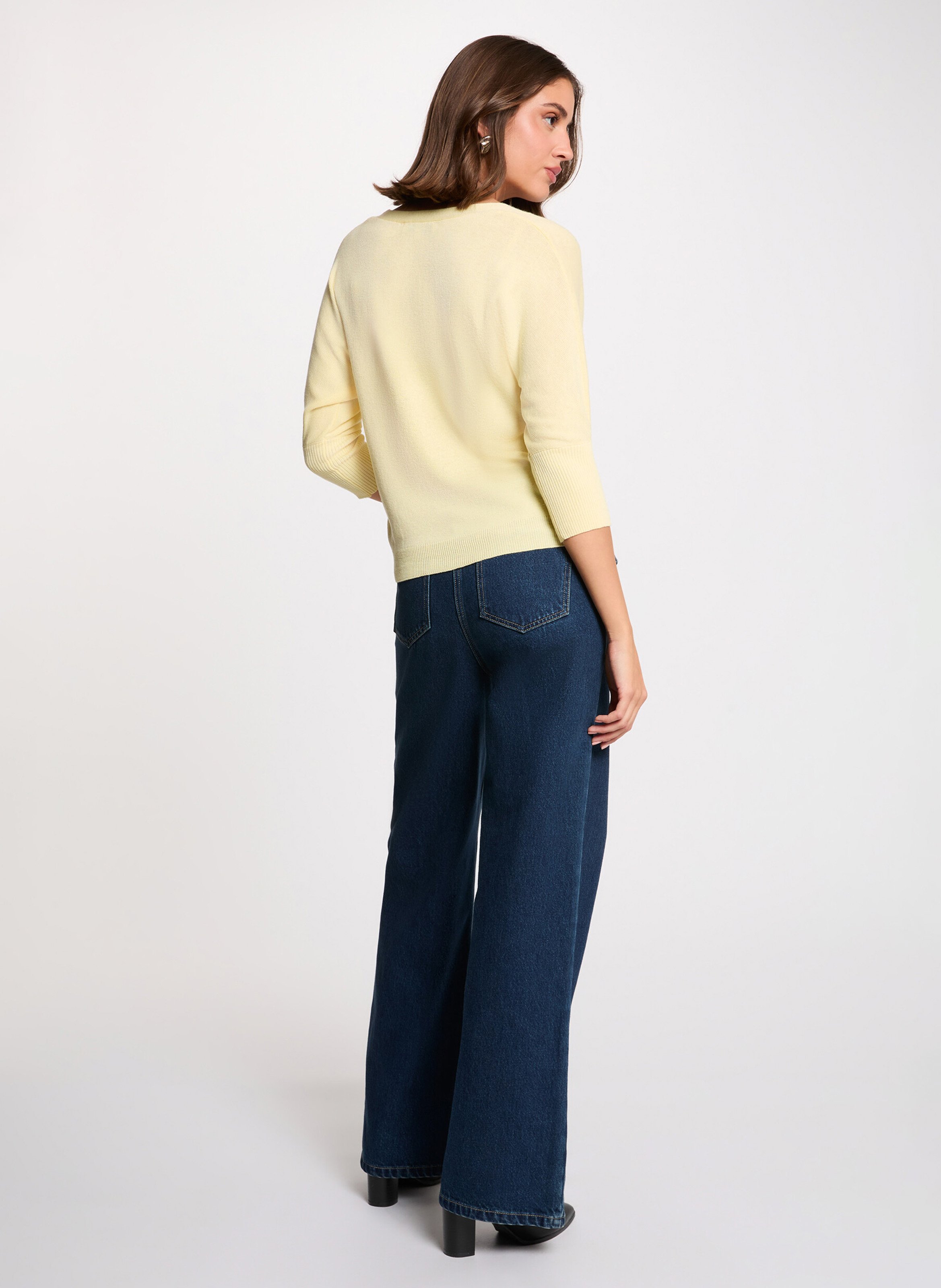 Taillierte Strickweste mit V-Ausschnitt und einfarbigen Knöpfen. MORGAN Gelb