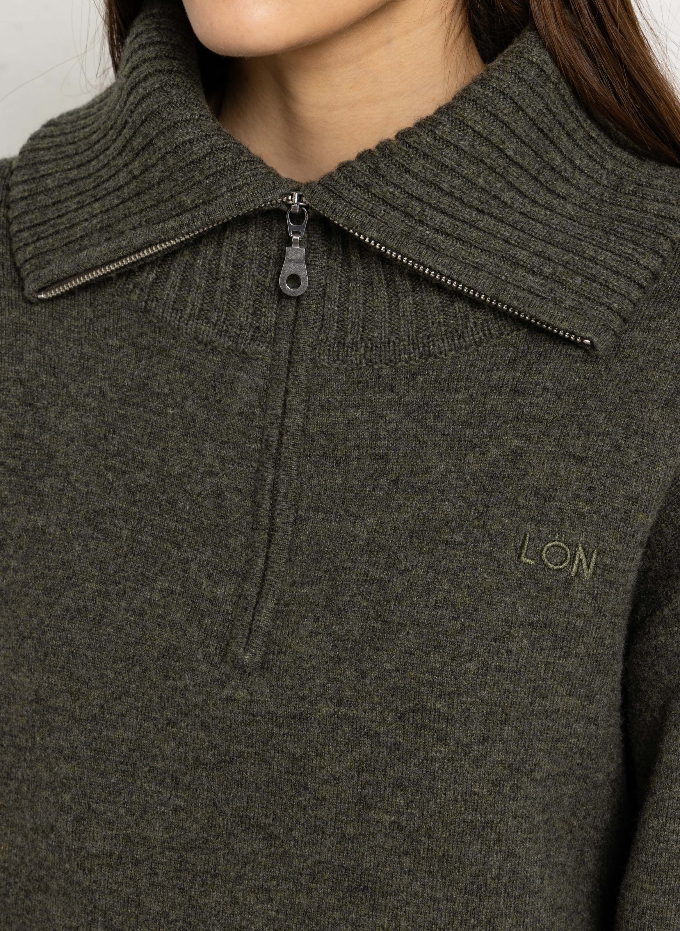 Pullover mit Stehkragen und Reißverschluss aus Wollmischung MARGAUX LONNBERG Khaki