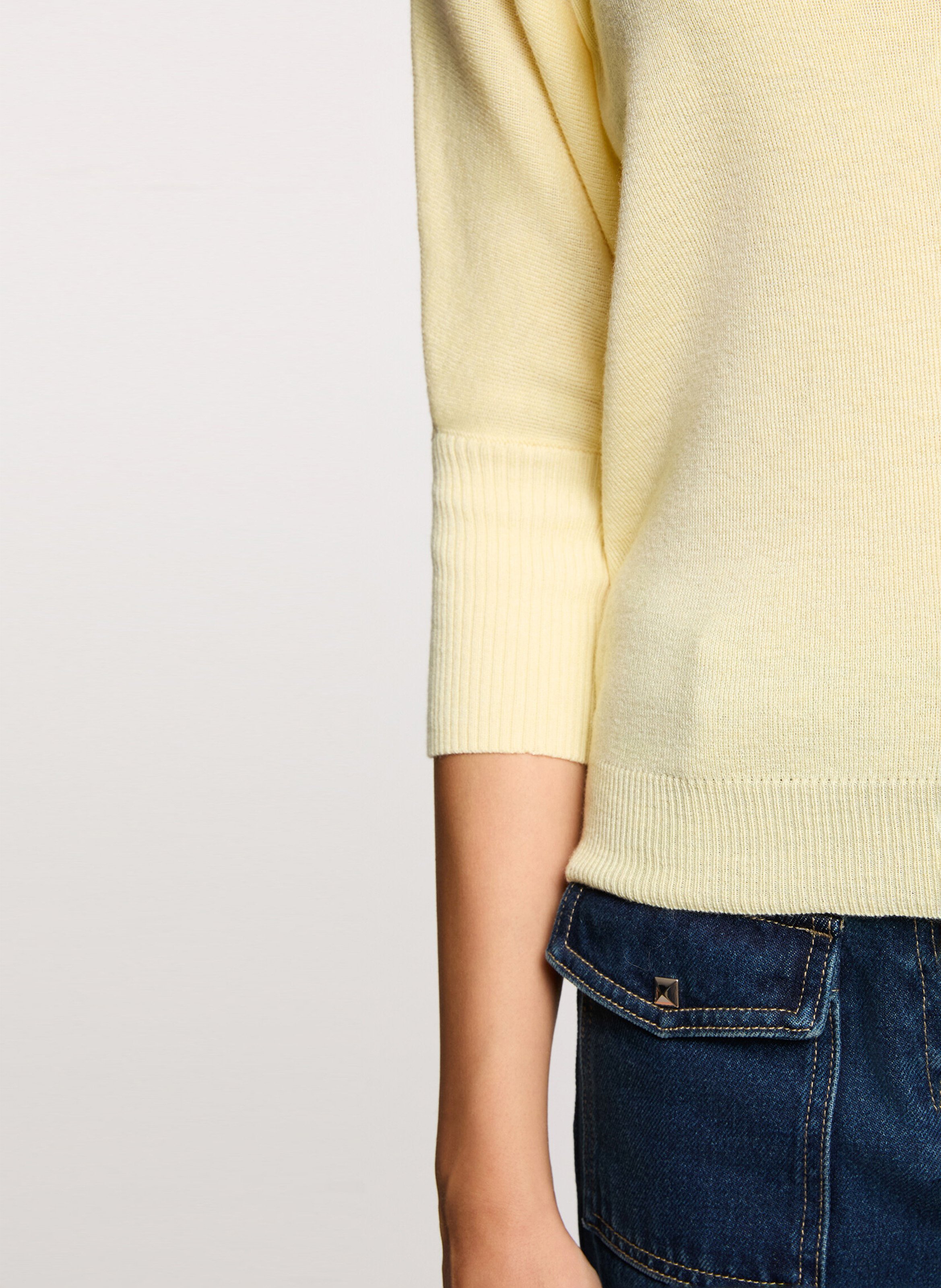 Taillierte Strickweste mit V-Ausschnitt und einfarbigen Knöpfen. MORGAN Gelb