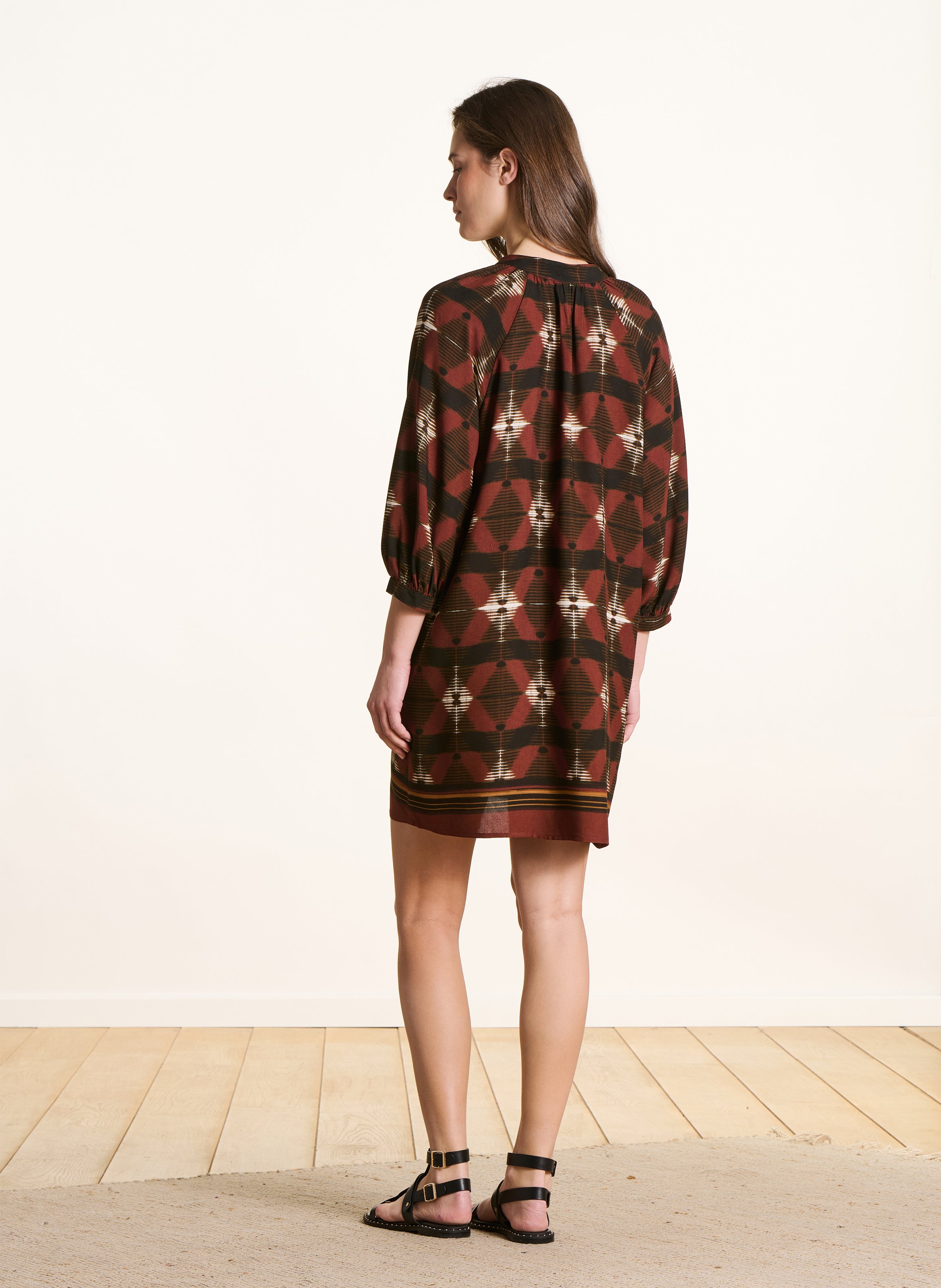 Bedrucktes Kurzkleid mit Rundhalsausschnitt LA FEE MARABOUTEE Braun