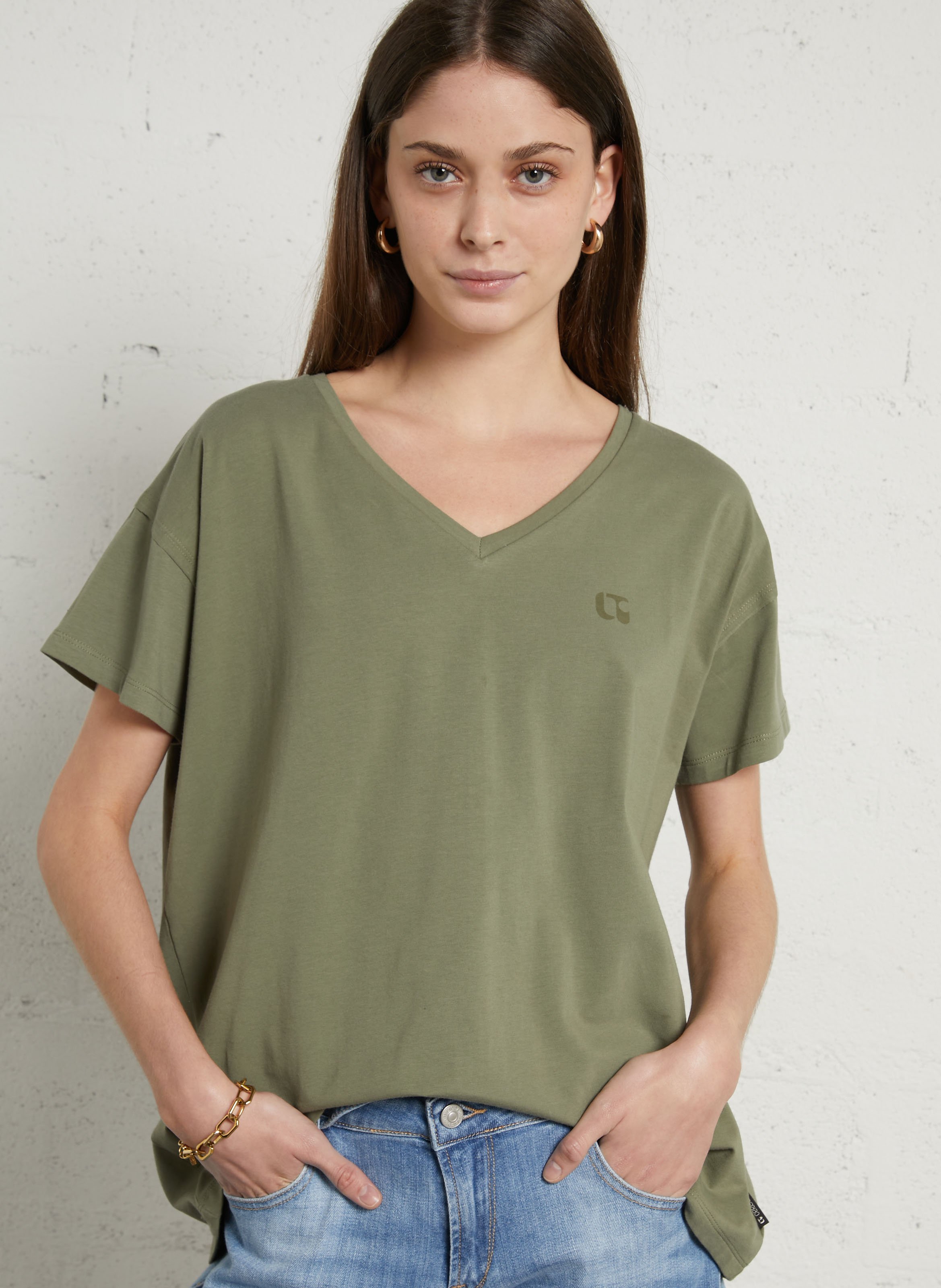 Plain V-neck short-sleeve t-shirt LE TEMPS DES CERISES Green