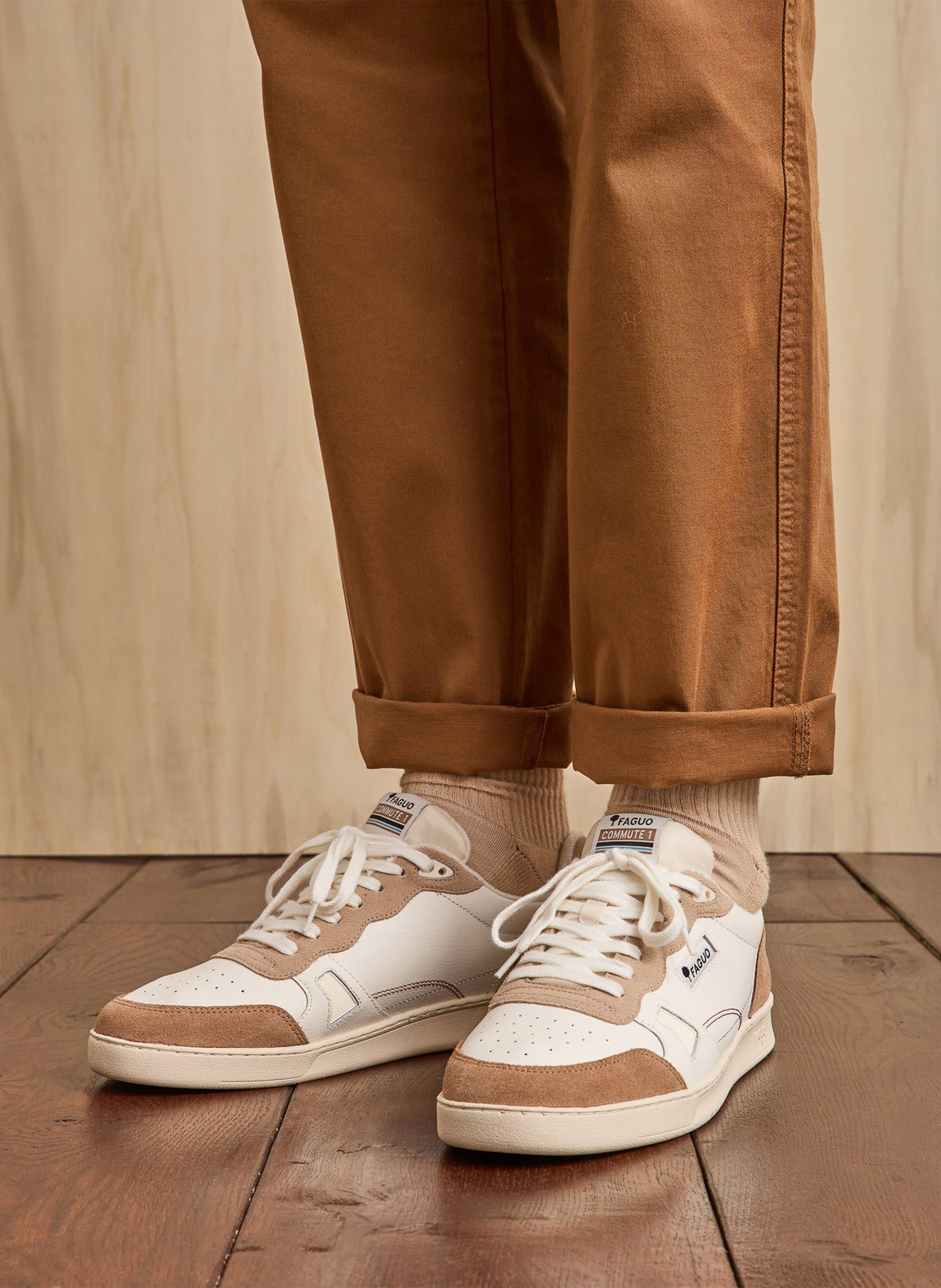 Lage, leren sneakers van twee materialen FAGUO Beige