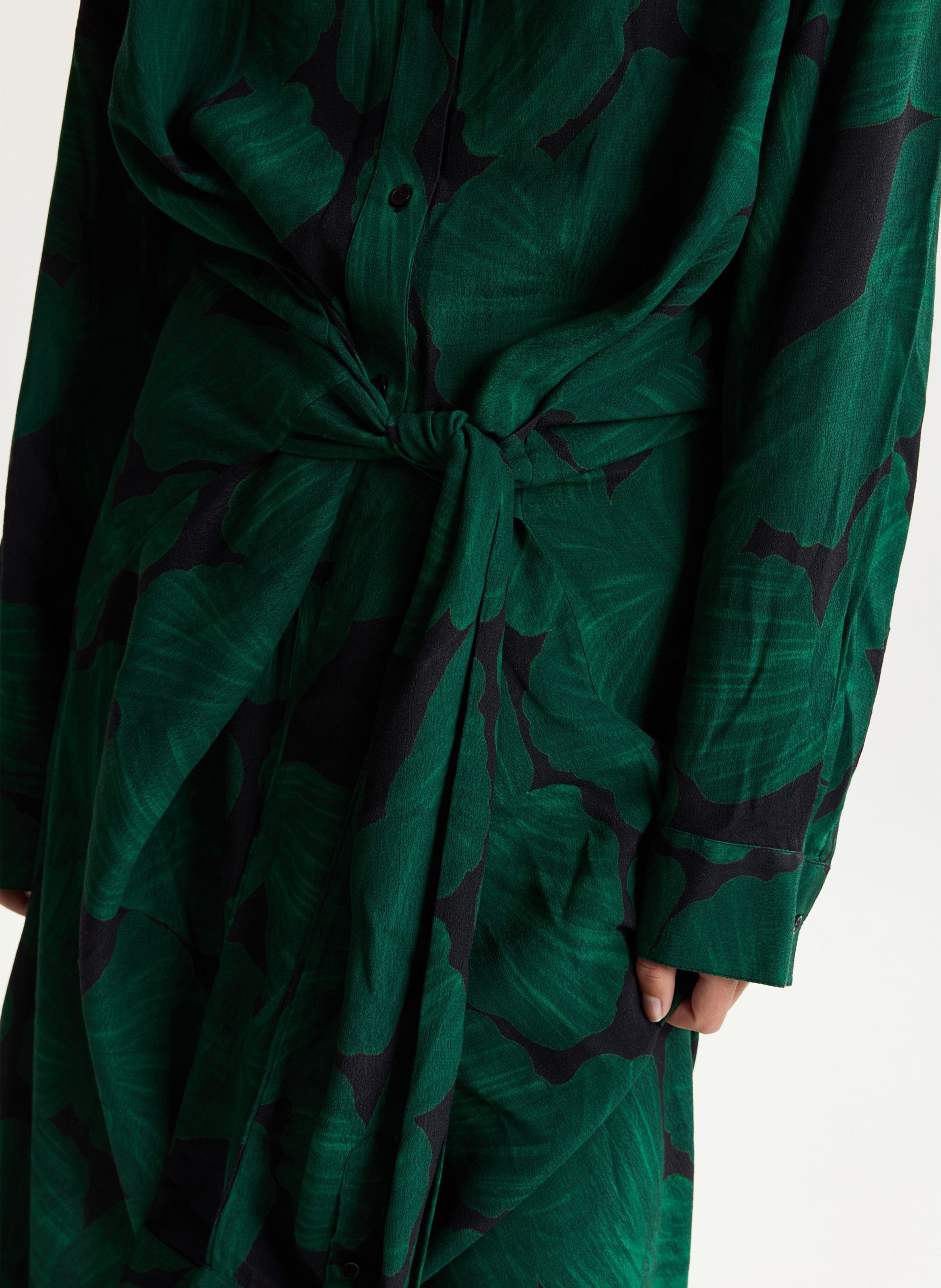 Langes Kleid mit klassischem Kragen und Muster ESSENTIEL ANTWERP Grun
