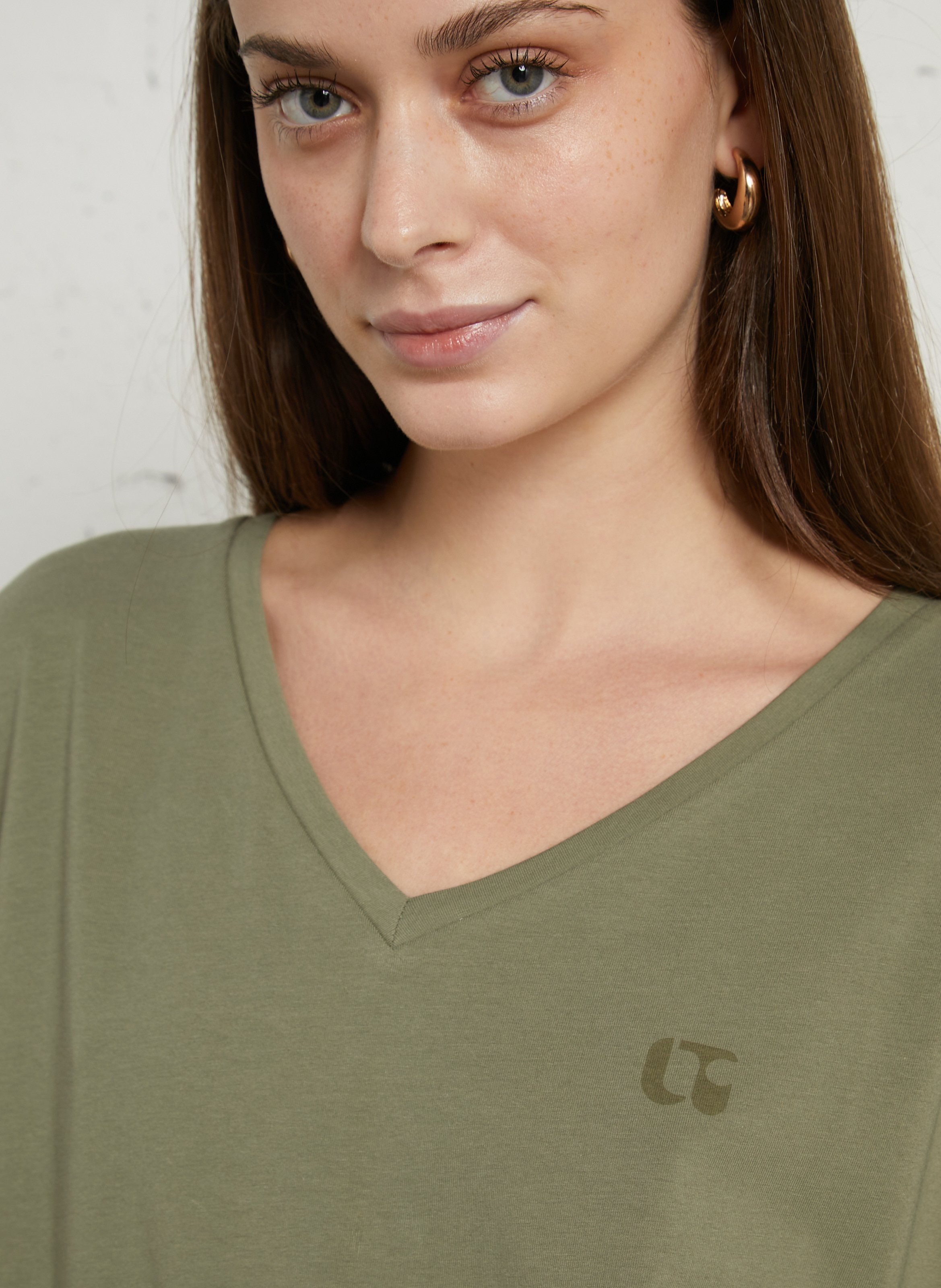 Plain V-neck short-sleeve t-shirt LE TEMPS DES CERISES Green