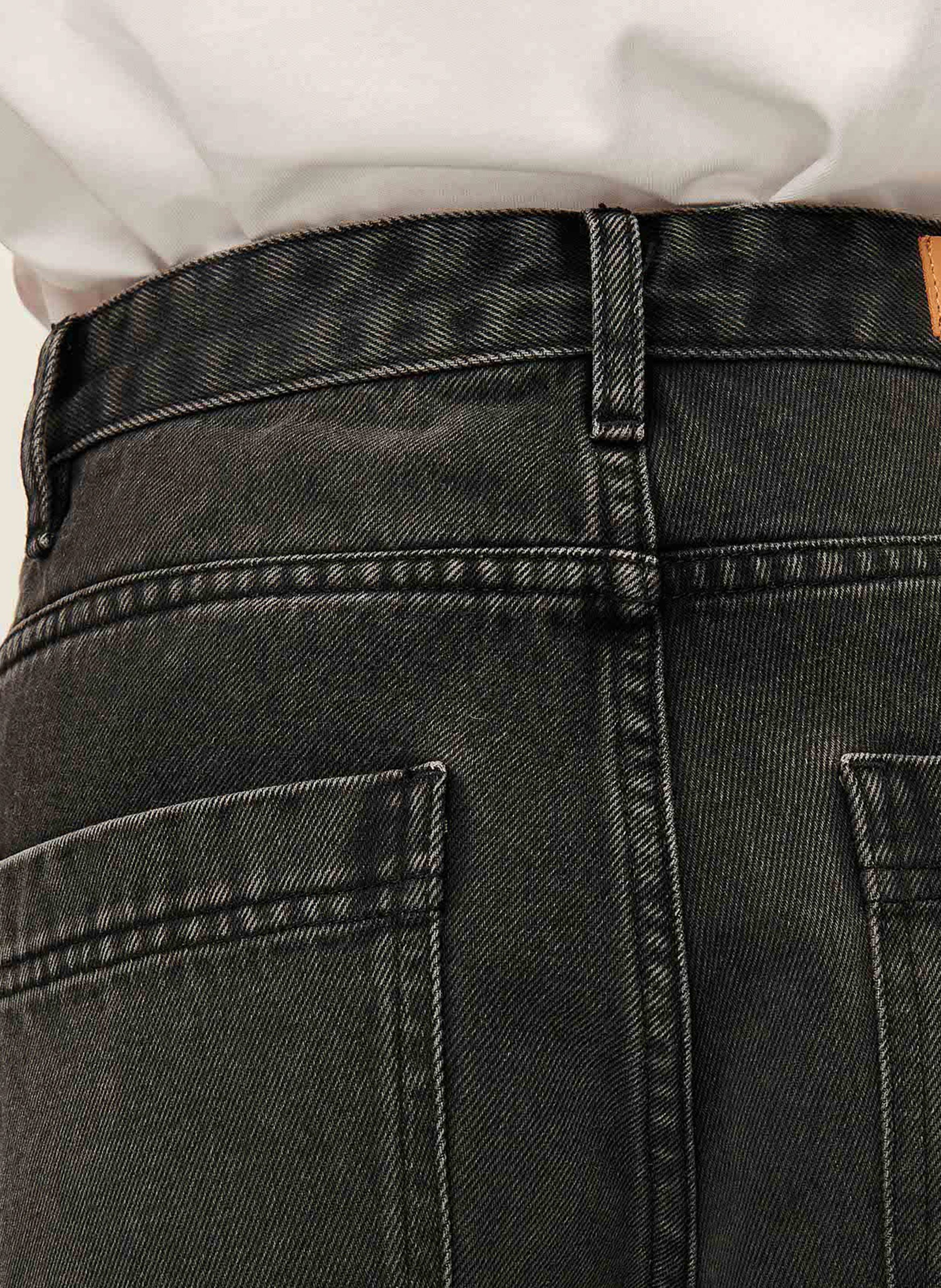 - Straight-leg jeans
- 5 pockets
- Straight cut
- Faded effect SESSUN Grey