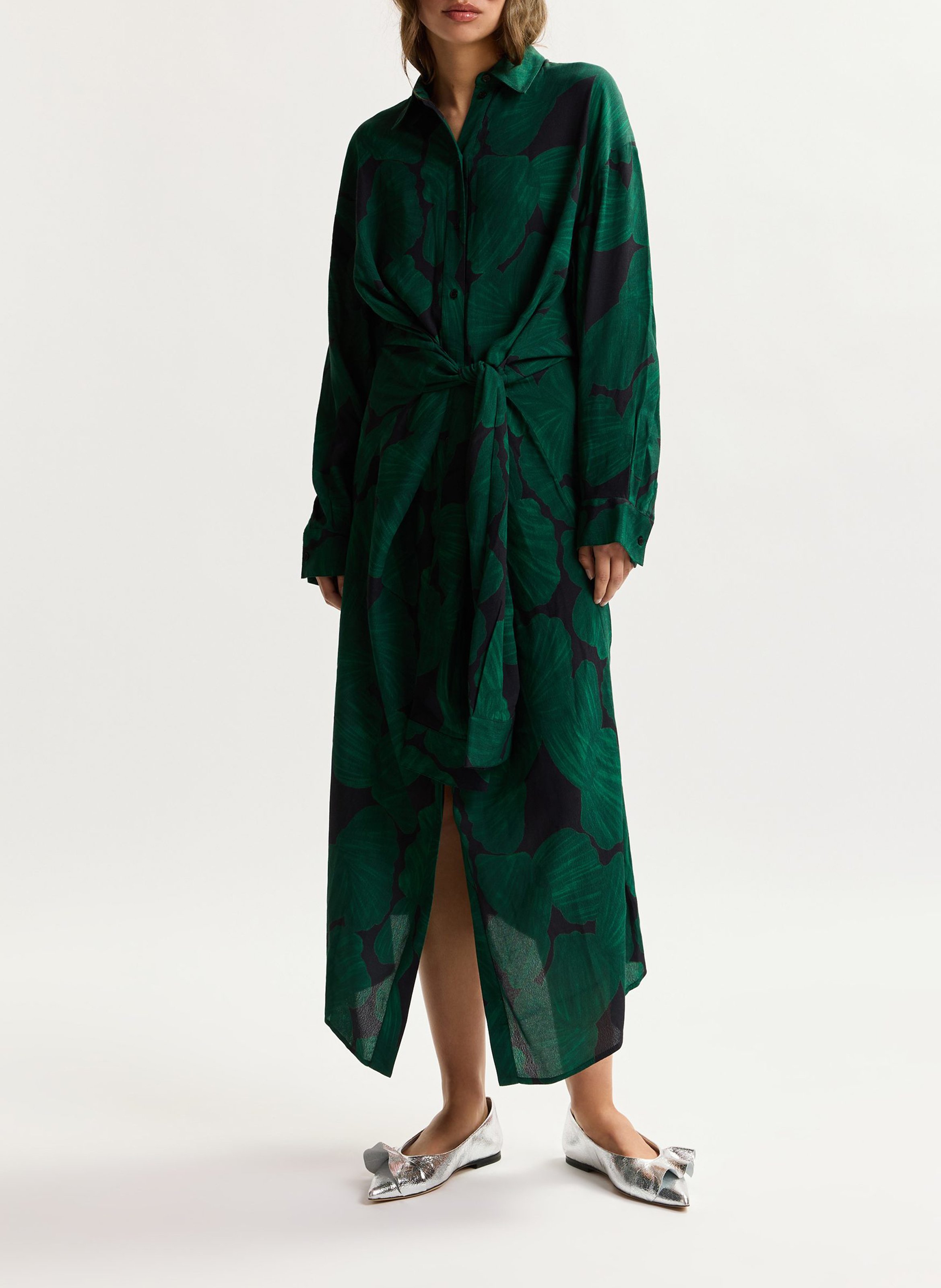 Langes Kleid mit klassischem Kragen und Muster ESSENTIEL ANTWERP Grun