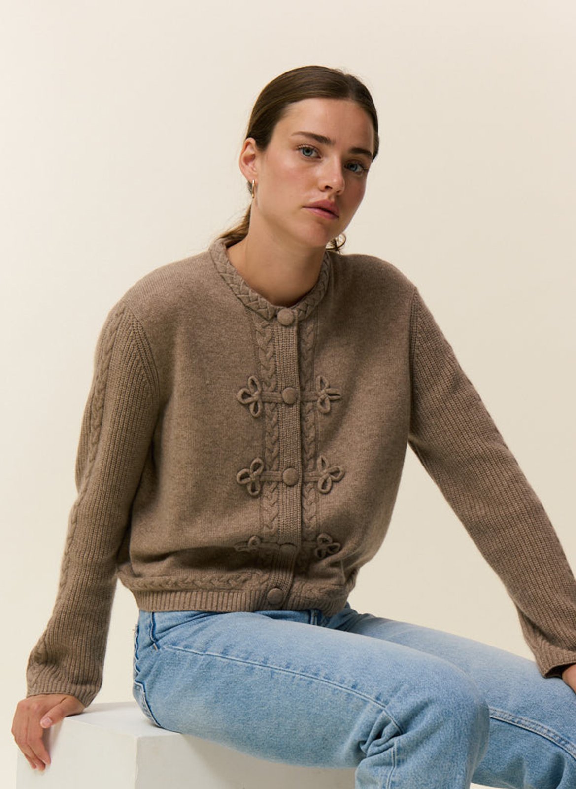 Gerade geschnittene Strickjacke mit Rundhalsausschnitt aus Kaschmir HIRCUS Beige