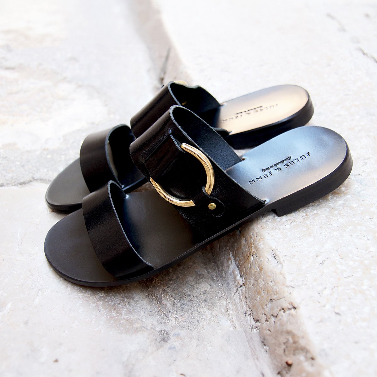 Leather sandals with buckle JULES & JENN Black