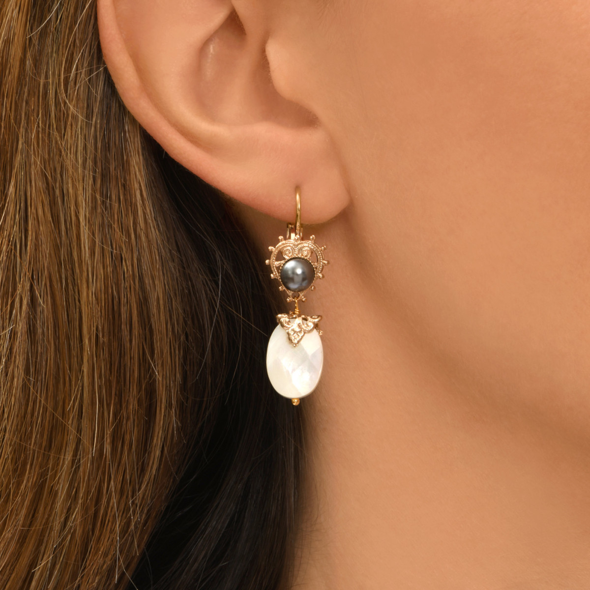 Positano mother-of-pearl cabochon sleeper earrings SATELLITE PARIS Grey