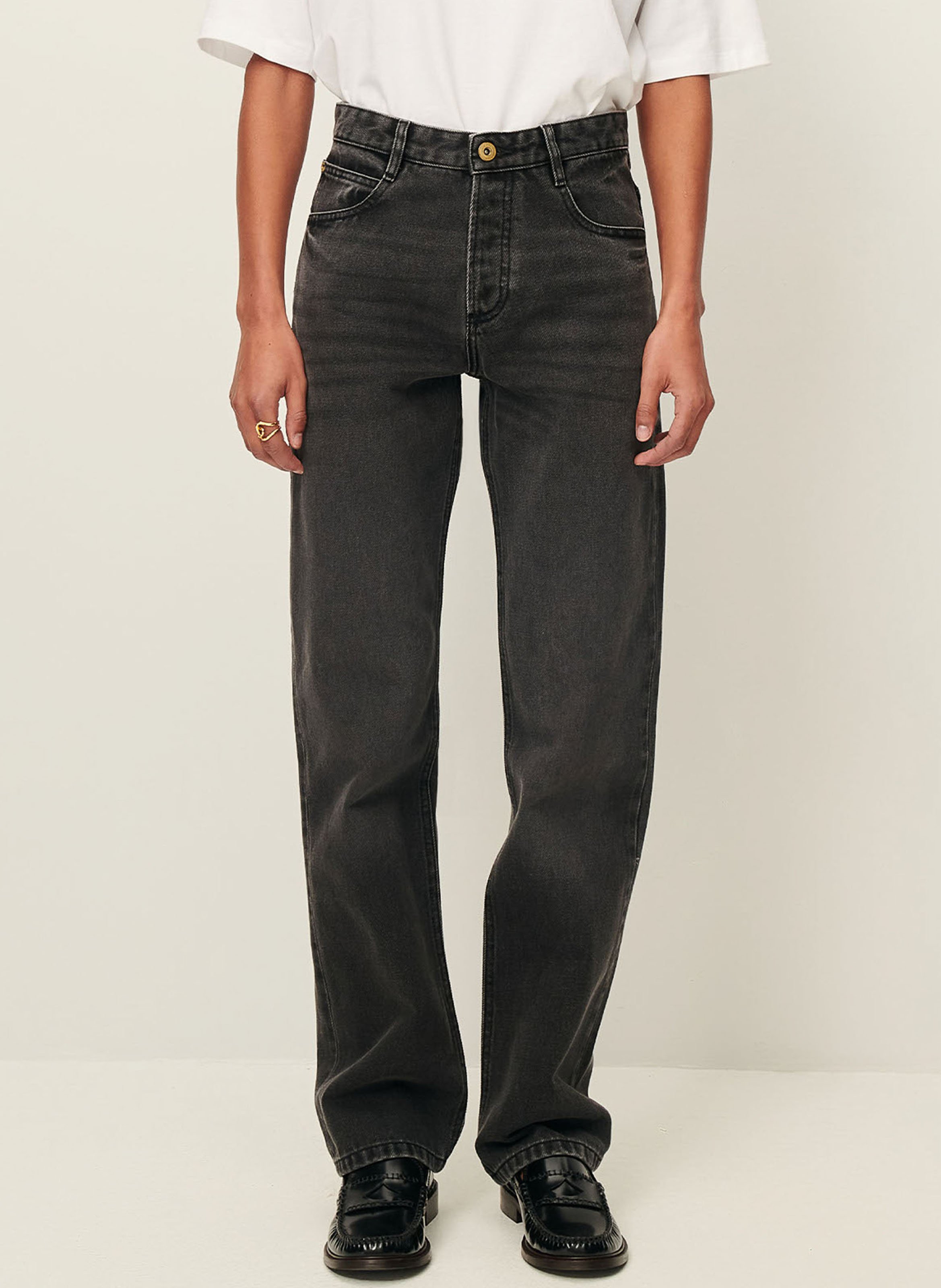 - Straight-leg jeans
- 5 pockets
- Straight cut
- Faded effect SESSUN Grey