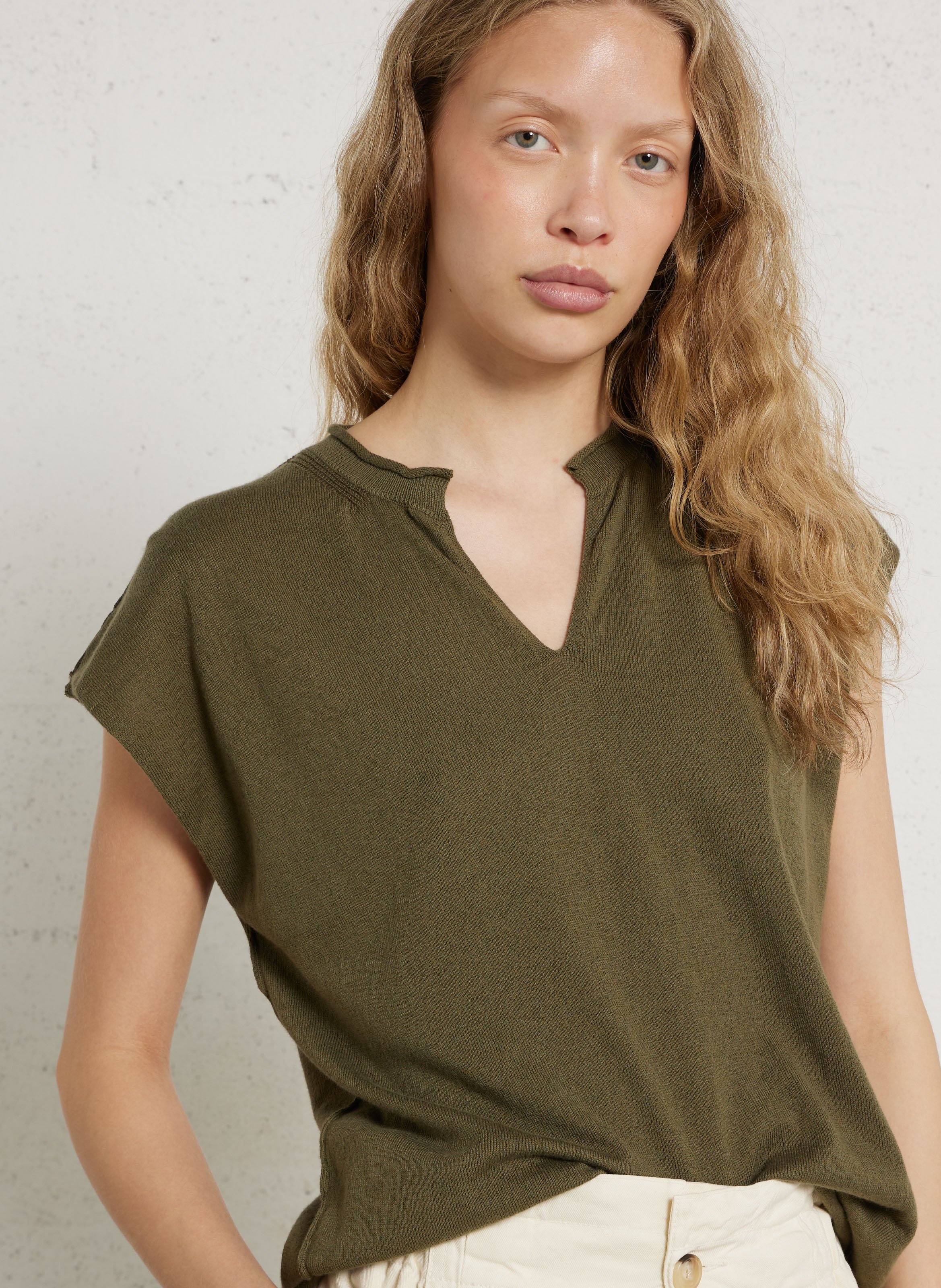 Oversize-Pullover mit Tunika-Kragen aus Bio-Baumwolle. MAISON ANJE Khaki
