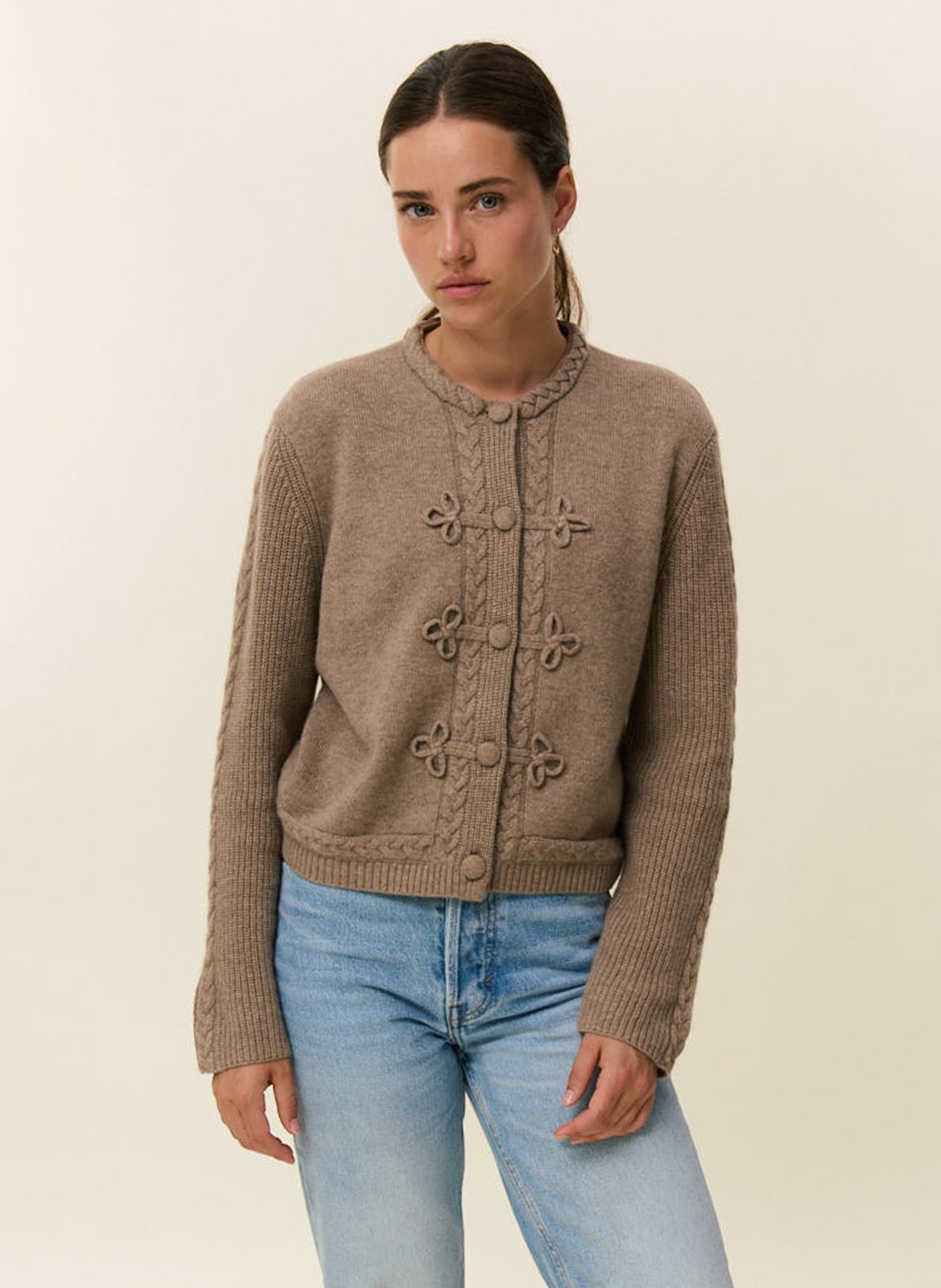 Gerade geschnittene Strickjacke mit Rundhalsausschnitt aus Kaschmir HIRCUS Beige