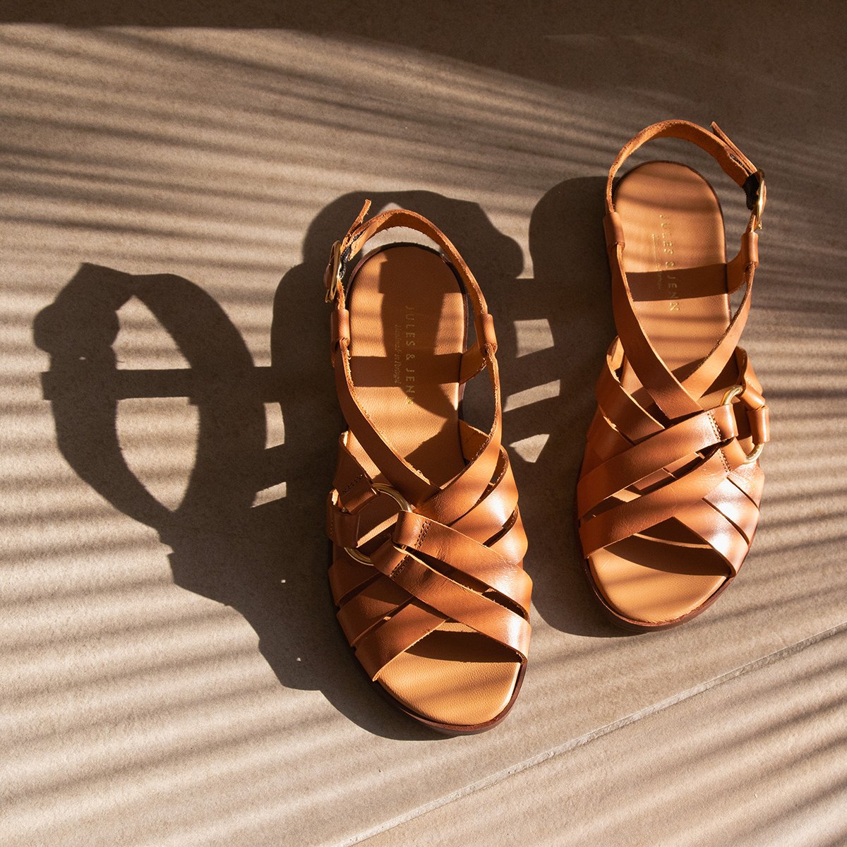 Flat sandals with smooth leather ring JULES & JENN Brown