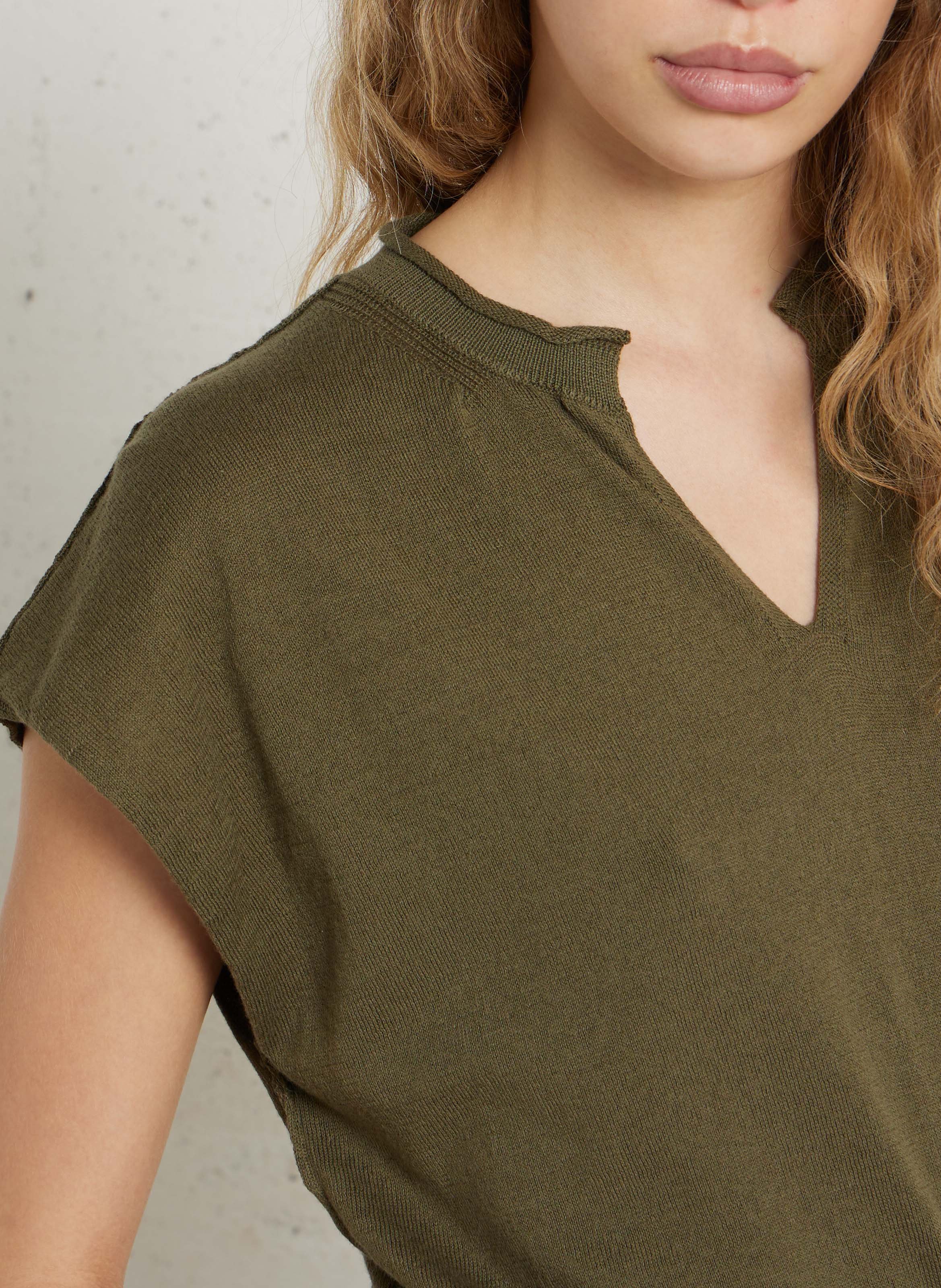 Oversize-Pullover mit Tunika-Kragen aus Bio-Baumwolle. MAISON ANJE Khaki