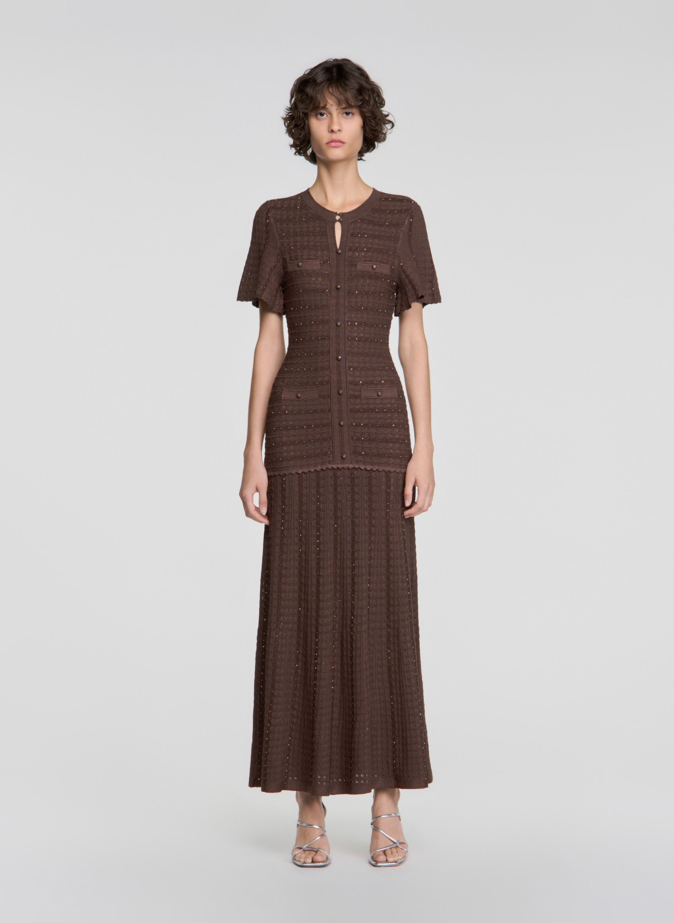 Langes Kleid mit Rundhalsausschnitt und ausgestelltem Schnitt SANDRO Braun
