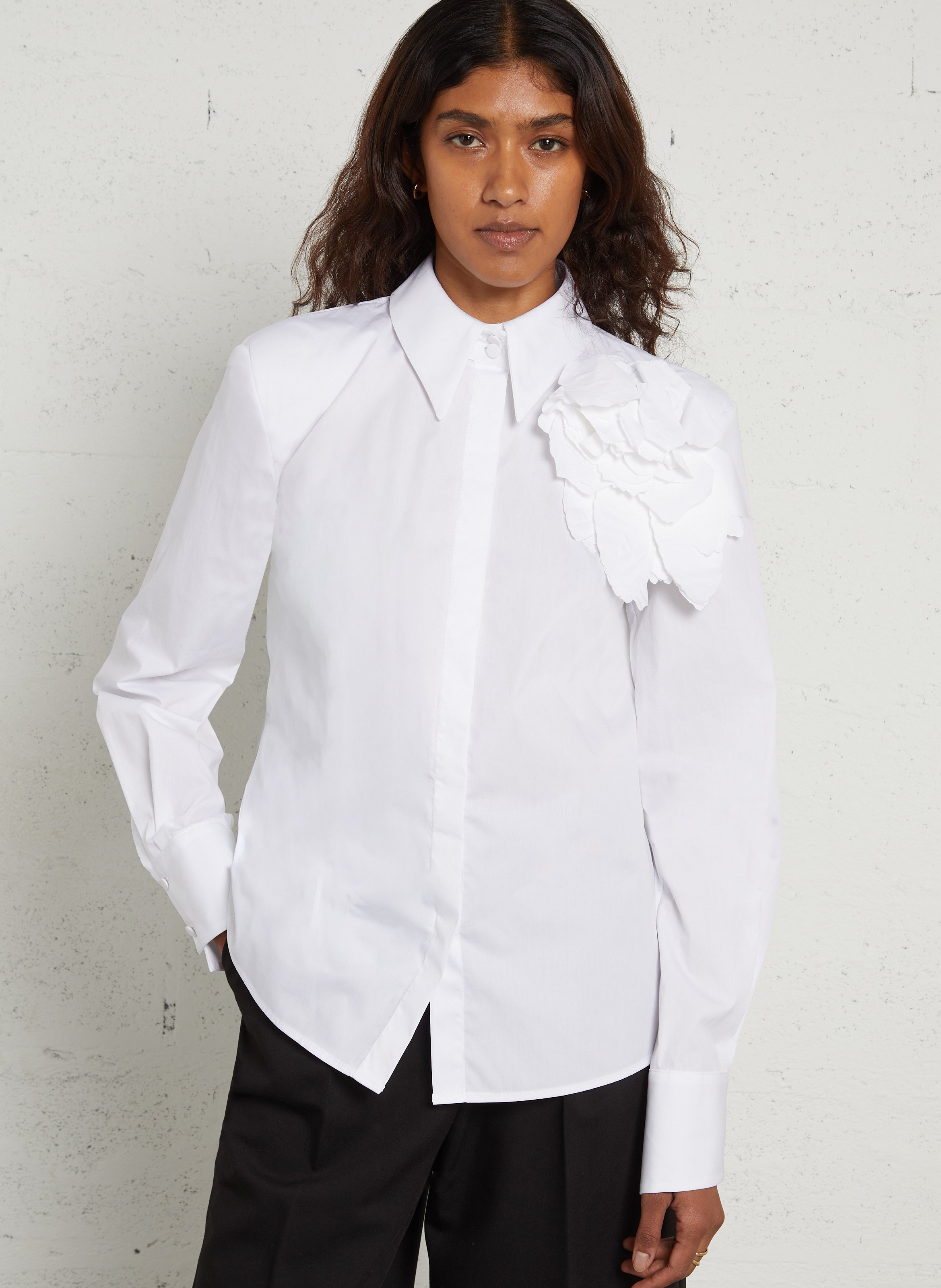 Fitted cotton shirt with shoulder pads and a flower brooch IMPERIAL White